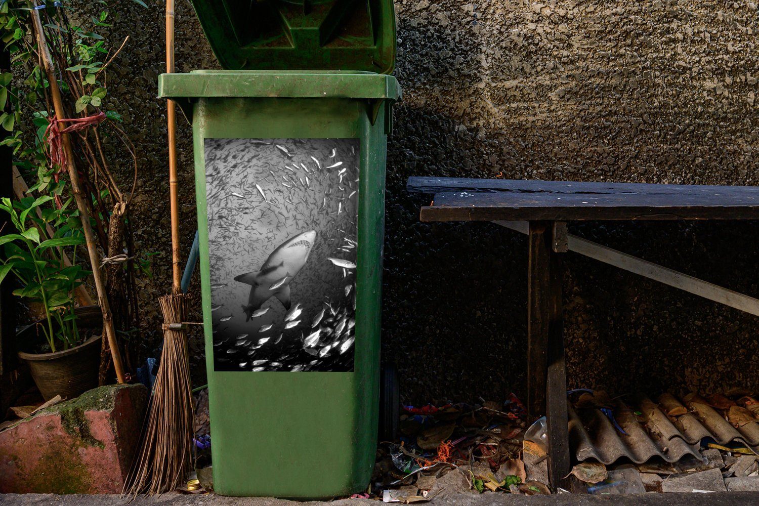 den Mülleimer-aufkleber, - (1 weiß Ein MuchoWow Mülltonne, Fischen Wandsticker Sticker, und Abfalbehälter Container, St), schwarz unter Hai