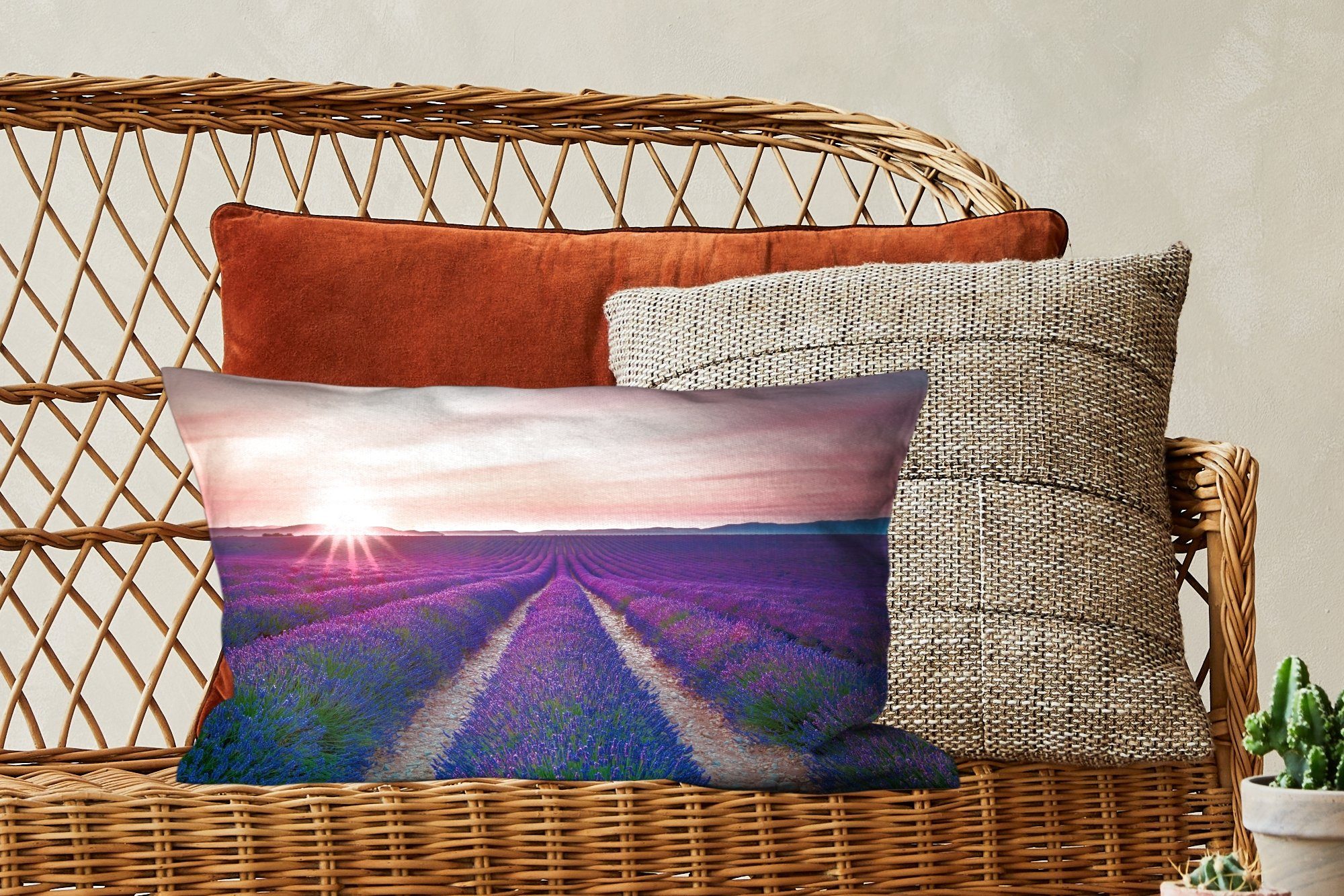 Schlafzimmer - MuchoWow Dekokissen Wohzimmer mit Blumen, - Zierkissen, Dekokissen Lavendel Füllung, Lila Dekoration,