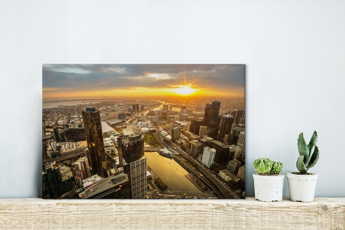 Wanddeko, (1 Sonne Wandbild Strahlen OneMillionCanvasses® über Die Stadt die Leinwandbild wirft 30x20 untergehende St), Melbourne, Leinwandbilder, Aufhängefertig, goldene cm