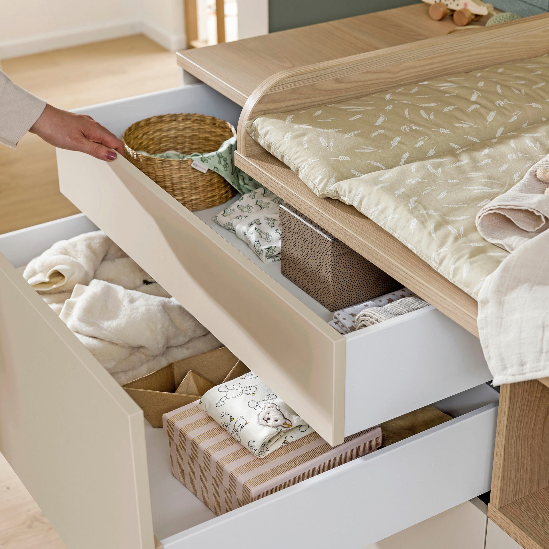 PAIDI Wickelkommode MILA & BEN Steiff by PAIDI in Beige, Tür und 2 Schubladen, Push-to-open, Soft-Close, stabile Kommode mit Massivholz-Füßen – Bild 5 von 5