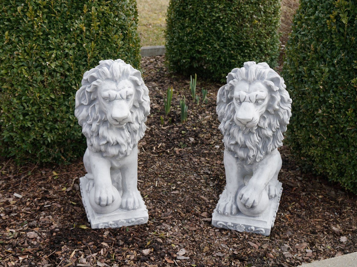 gartendekoparadies.de Gartenfigur Statuen Löwen mit Kugel, Steinfigure, Steinguss, H. 47 cm, je 21 kg, Frostsicher – Bild 4 von 5