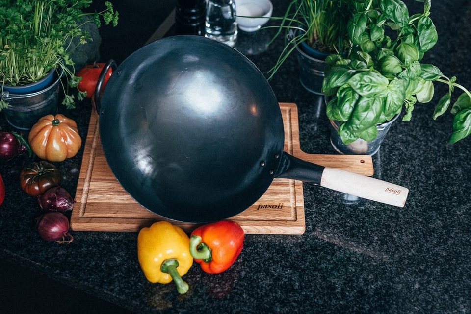 pasoli Wok voreingebrannter, traditionell handgehämmerter Carbonstahl-Wok  mit rundem Boden, Karbon-Stahl, Voreingebrannt, runder Boden, traditionell  handgehämmert, 30cm Durchmesser, Holzgriff, natürliche Antihaftschicht