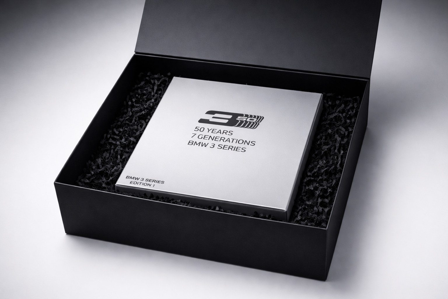 BMW Modellauto Exklusive Geschenkbox BMW Car Edition 50Jahre 3er Geschenkset, (7-tlg)