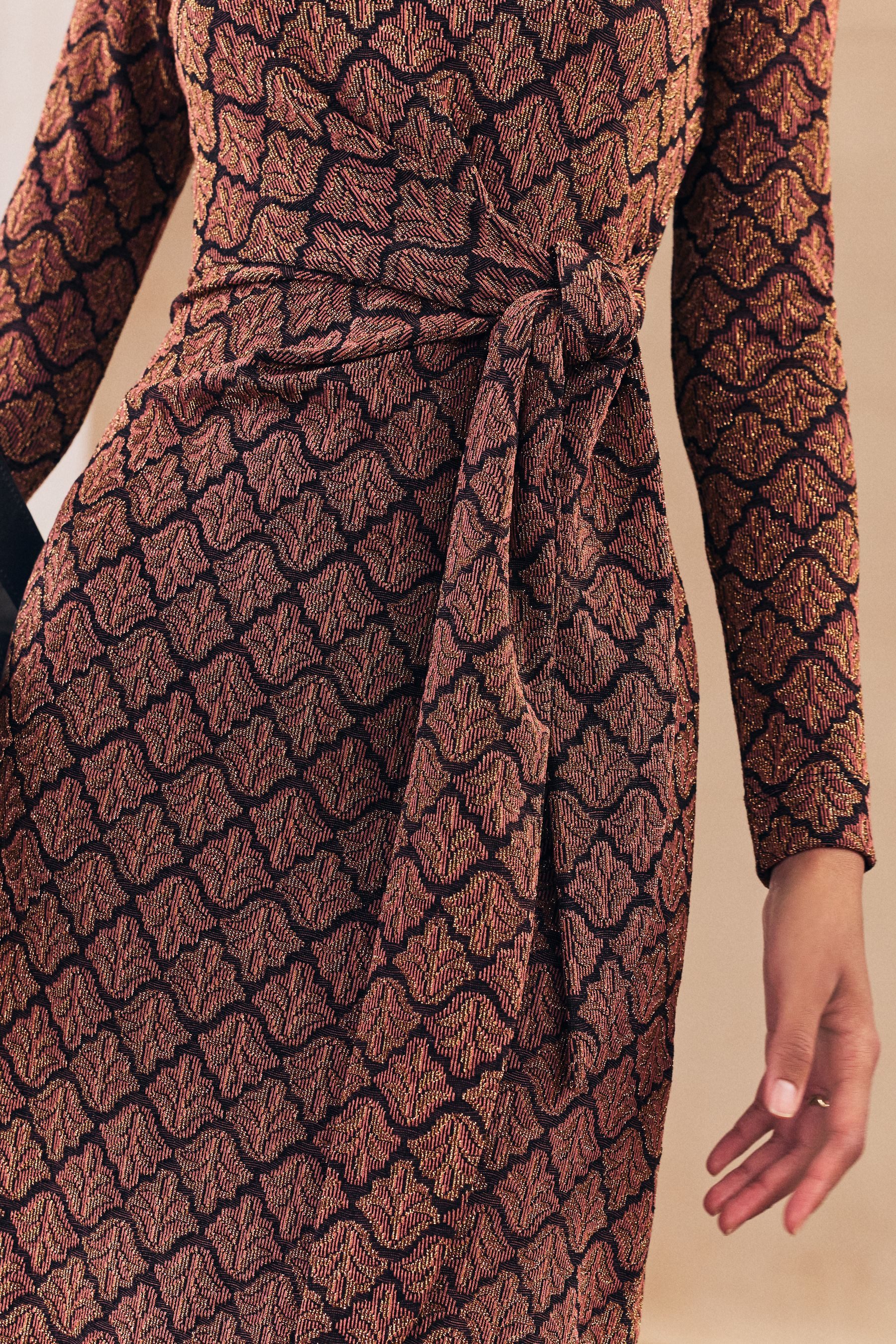 Next Midikleid Glitzerndes Midikleid mit Bindegürtel (1-tlg)