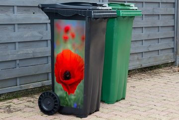 MuchoWow Wandsticker Lila und rote Mohnblumen auf einer Wiese (1 St), Mülleimer-aufkleber, Mülltonne, Sticker, Container, Abfalbehälter