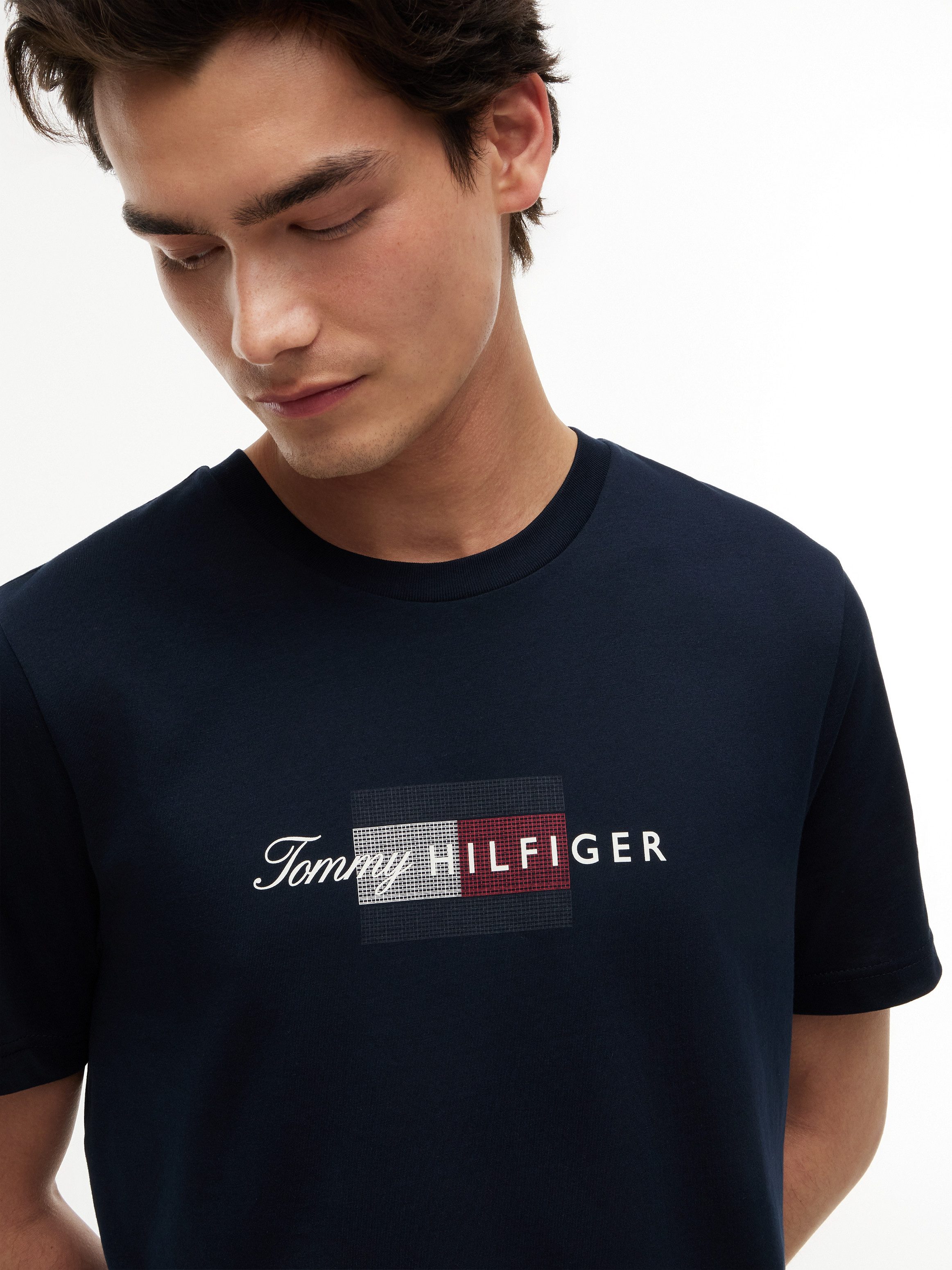 Tommy Hilfiger T-Shirt SCRIPT FLAG REGULAR TEE aus Jersey mit Flag-Grafik
