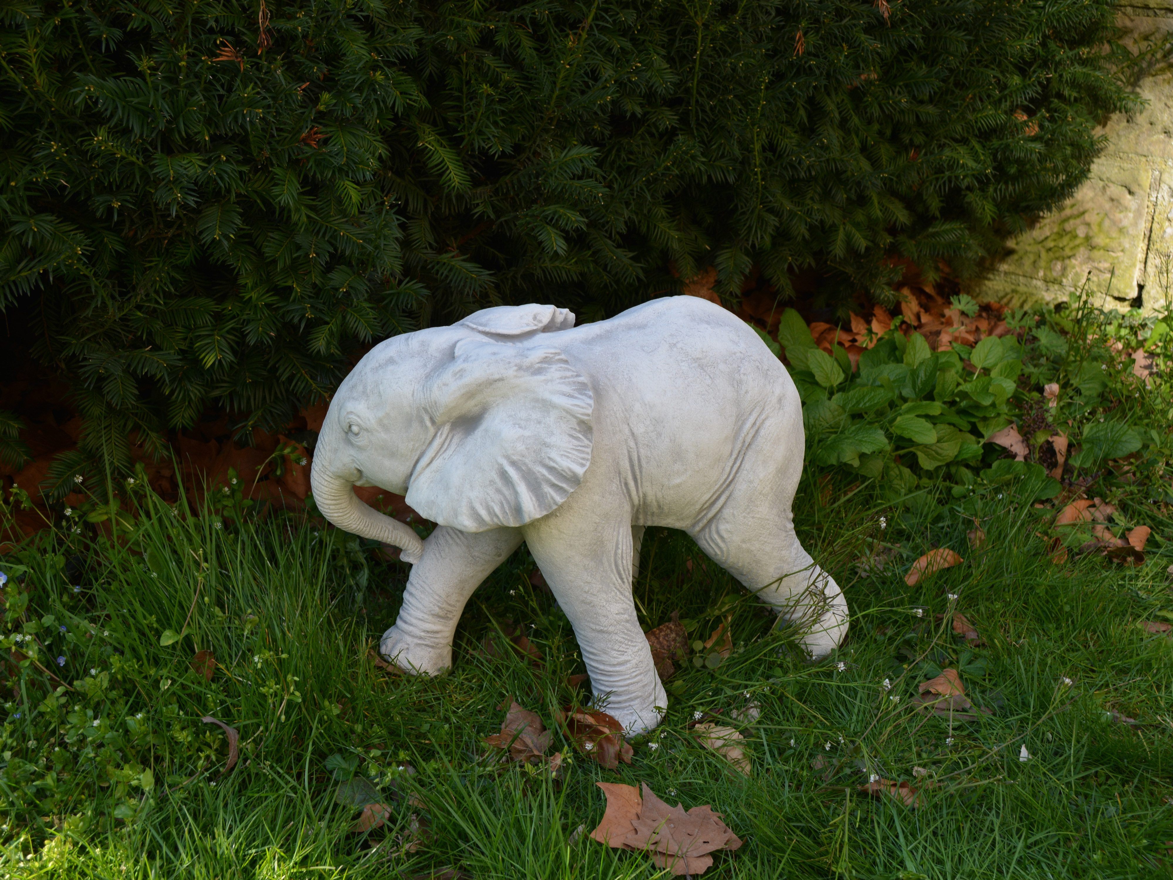 gartendekoparadies.de Gartenfigur Afrikanische Elefanten-Kuh, Steinfigur, H. 33 cm, 20 kg, Frostsicher