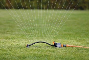Fiskars Bewässerungssystem Viereck-Sprinkler M, oszillierender Sprinkler für mittelgrosse Gärten, (Einfaches Einstellen der Sprühreichweite), 16x17 m Reichweite, mit Reichweitenregelungsknopf, Viereck-Sprinkler