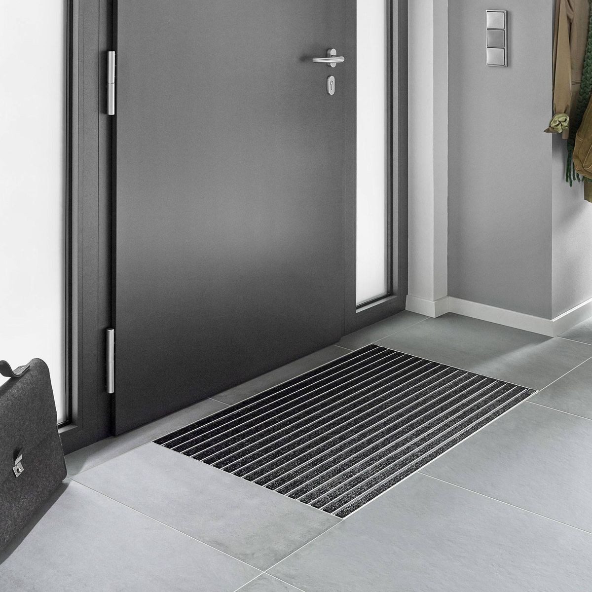 Emco Fußmatte Eingangsmatte DIPLOMAT + Rahmen Aluminium, Rips Anthrazit, rechteckig, Höhe: 25 mm, Größe: 600x400 mm, für Innen- und überdachten Außenbereich – Bild 4 von 5
