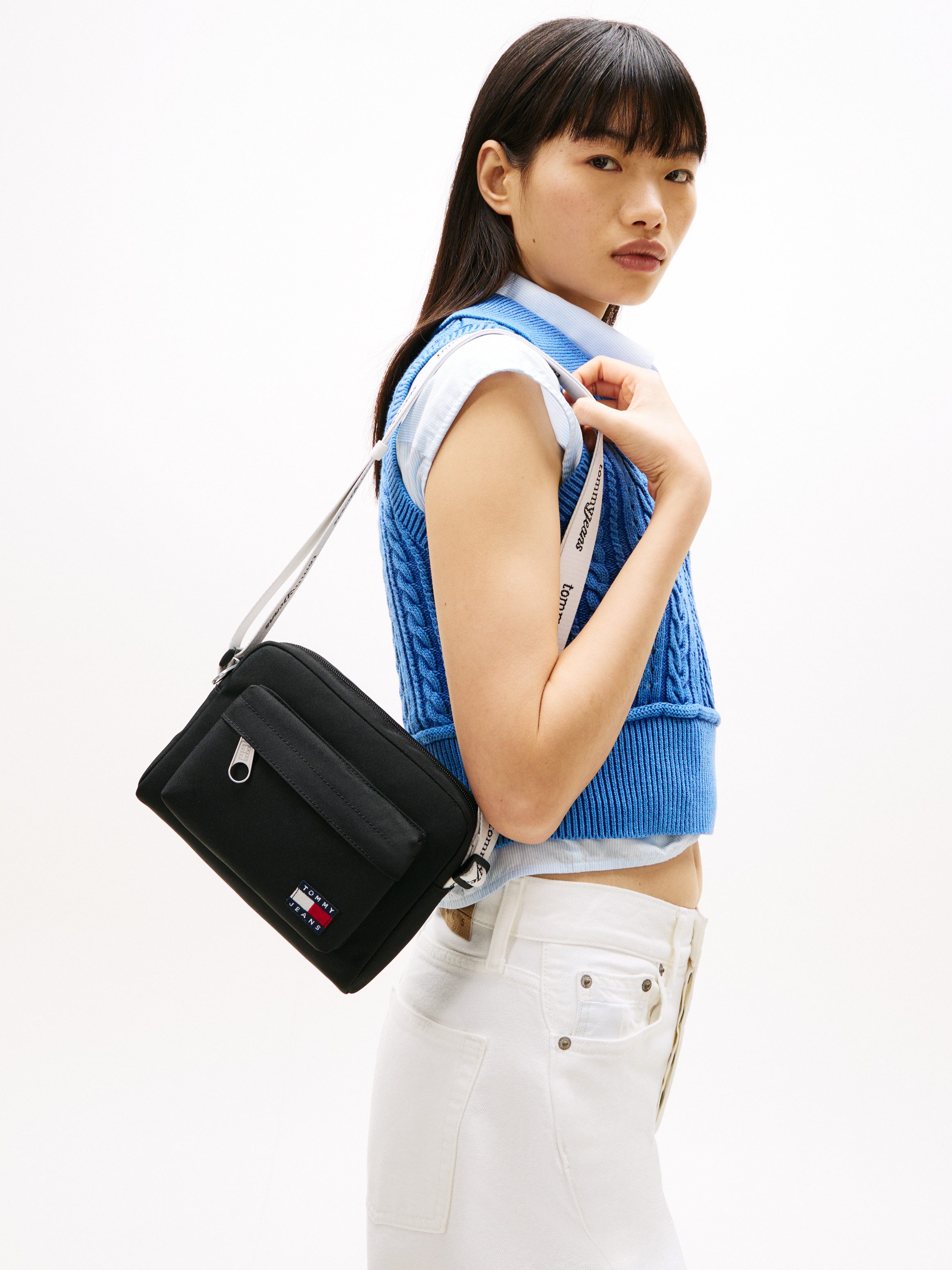 Tommy Jeans Umhängetasche TJW ESS DAILY CROSSOVER, Damen Schultertasche, Handtasche mit kontrastfarbigem Logo-Aufnäher
