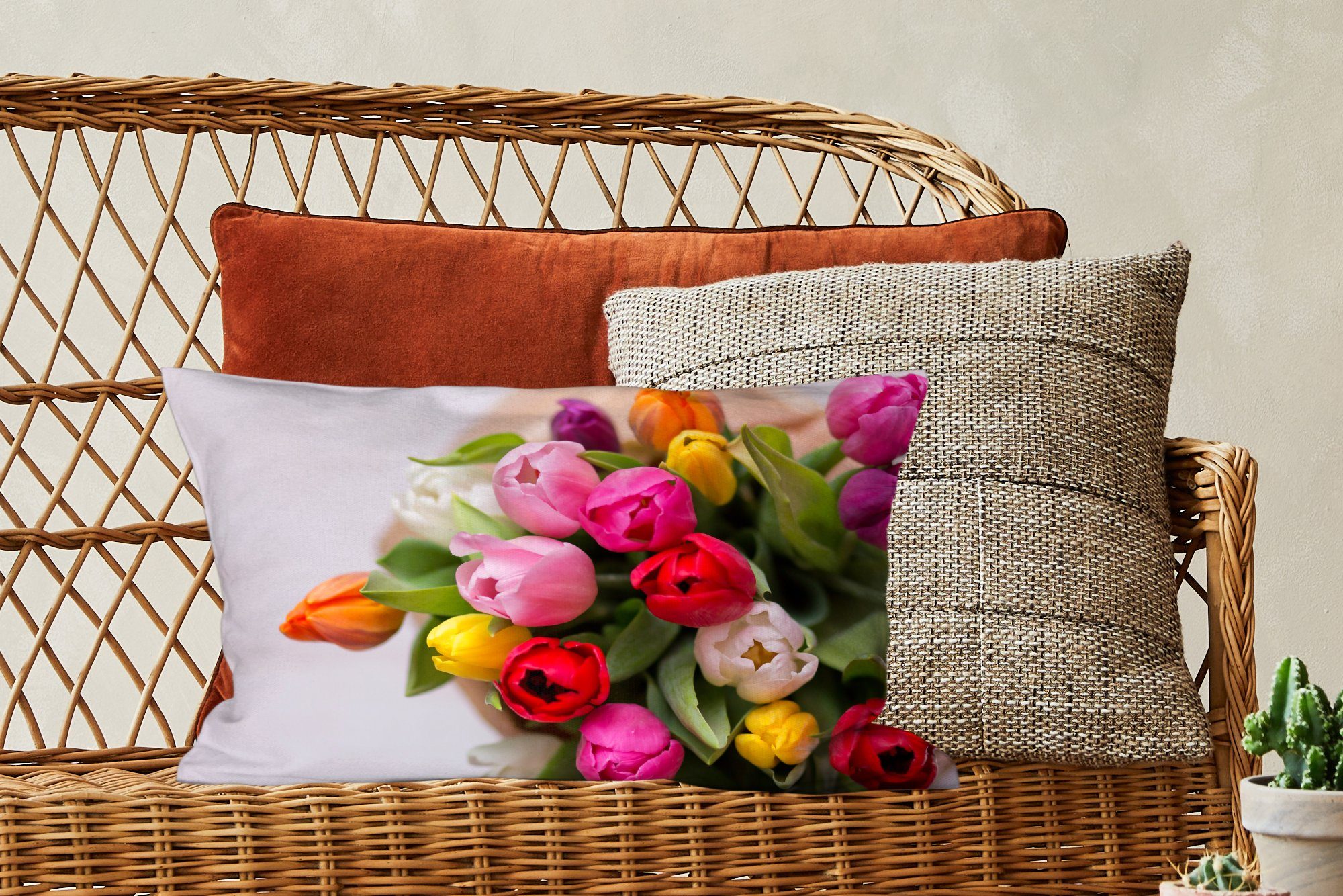 Tulpen Dekokissen in Wohzimmer Wald mit MuchoWow Vase, Schlafzimmer mit Füllung, Zierkissen, Dekoration, einer Dekokissen