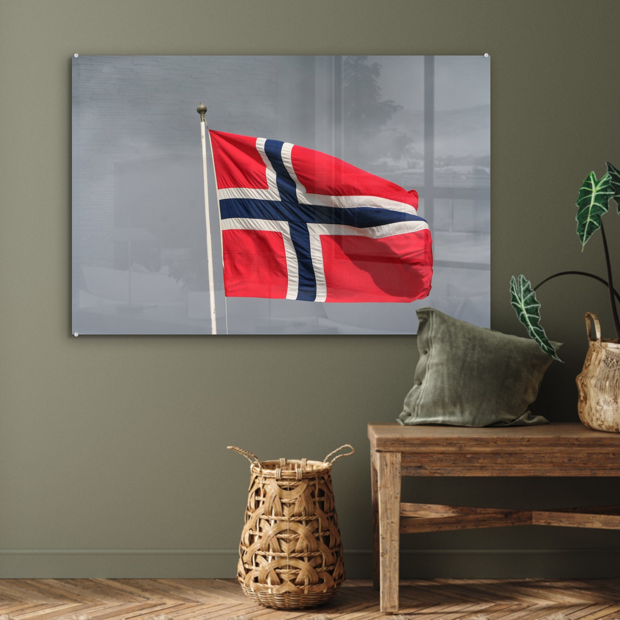Die einem Wohnzimmer (1 MuchoWow norwegische Acrylglasbild Acrylglasbilder vor Flagge weht regnerischen St), Schlafzimmer & grauen, Himmel,