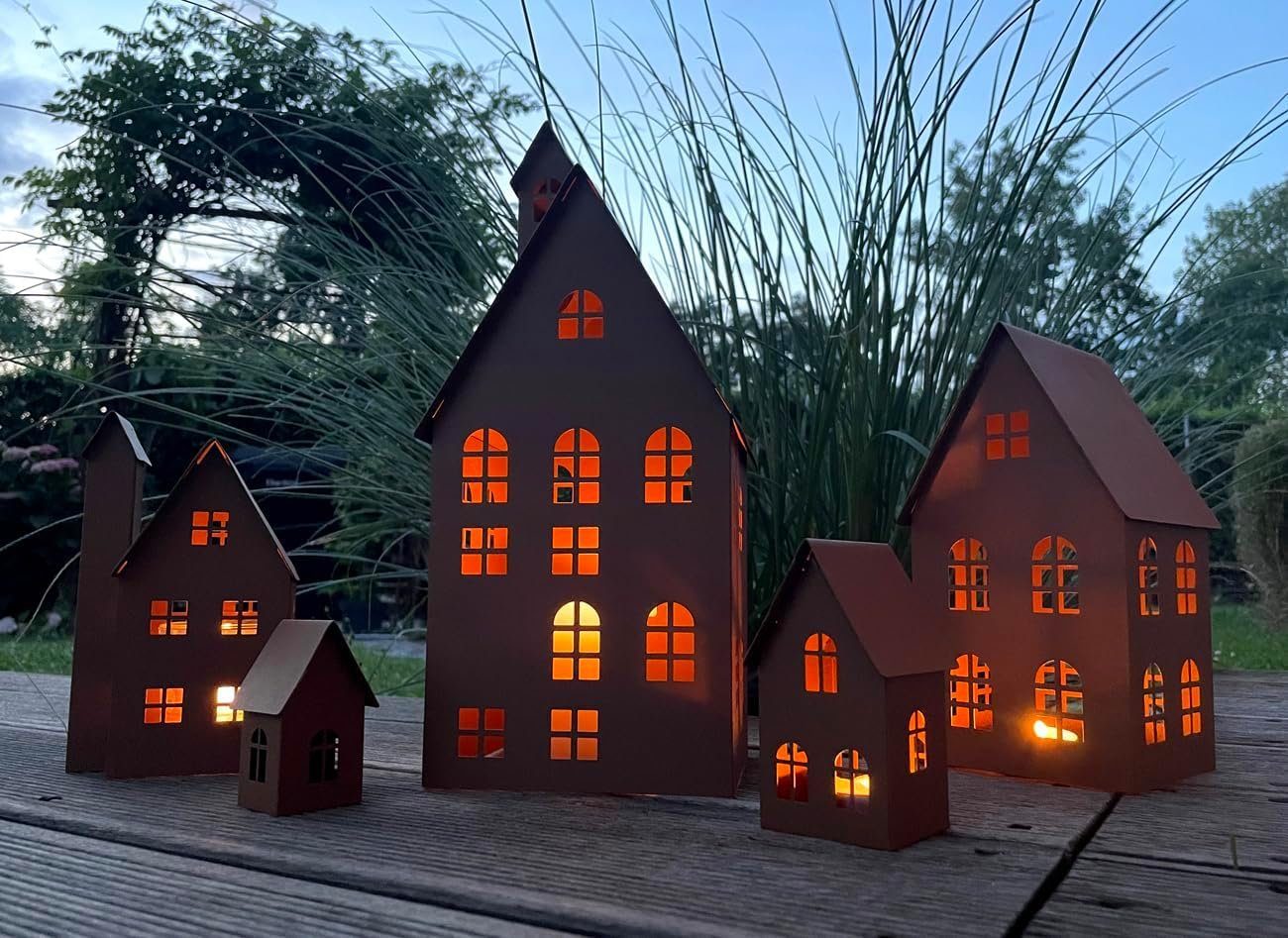 LB H&F Lilienburg Dekofigur 5er SET Haus Häuser Deko Metall Lichthaus Weihnachten Weihnachtsdeko (Metallhaus Adventsdeko Herbstdeko Tischdeko Laterne Windlicht Rosthaus Rostlaterne Wohnzimmer außen Garten Mutter Mama Winter Eingang Teelichthaus Kerzenhaus Dekolicht zuhause Kerze Teelicht Licht Grablicht Advent Grablaterne Adventsdeko Licht Beleuchtung Weihnachtsdeko Winterhaus, Rostdeko Geschenk Dekofigur Dekohaus Balkon Terrasse Eingangstür), Tischdeko Deko Fenster Tisch Herbst Herbstdeko Windlicht Geschenkset