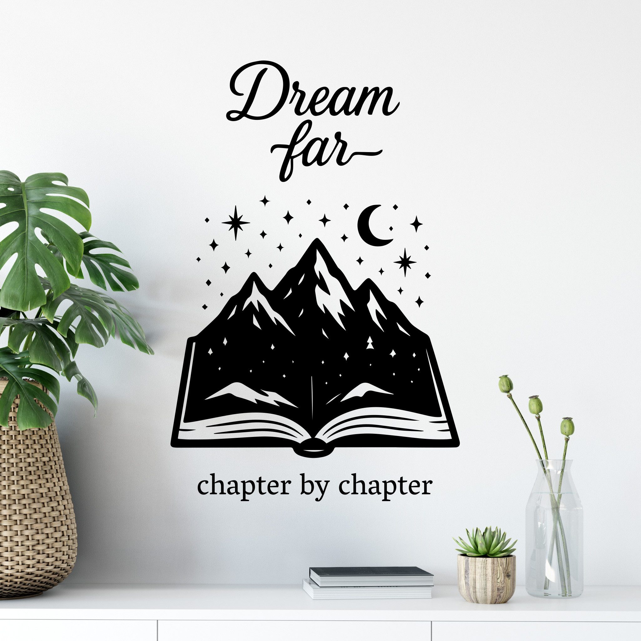 Sunnywall Wandspruch Bookish Spruch „Dream far – chapter by chapter“ Berge Buch (Bookish), selbstklebend, konturgeschnitten, rückstandslos entfernbar