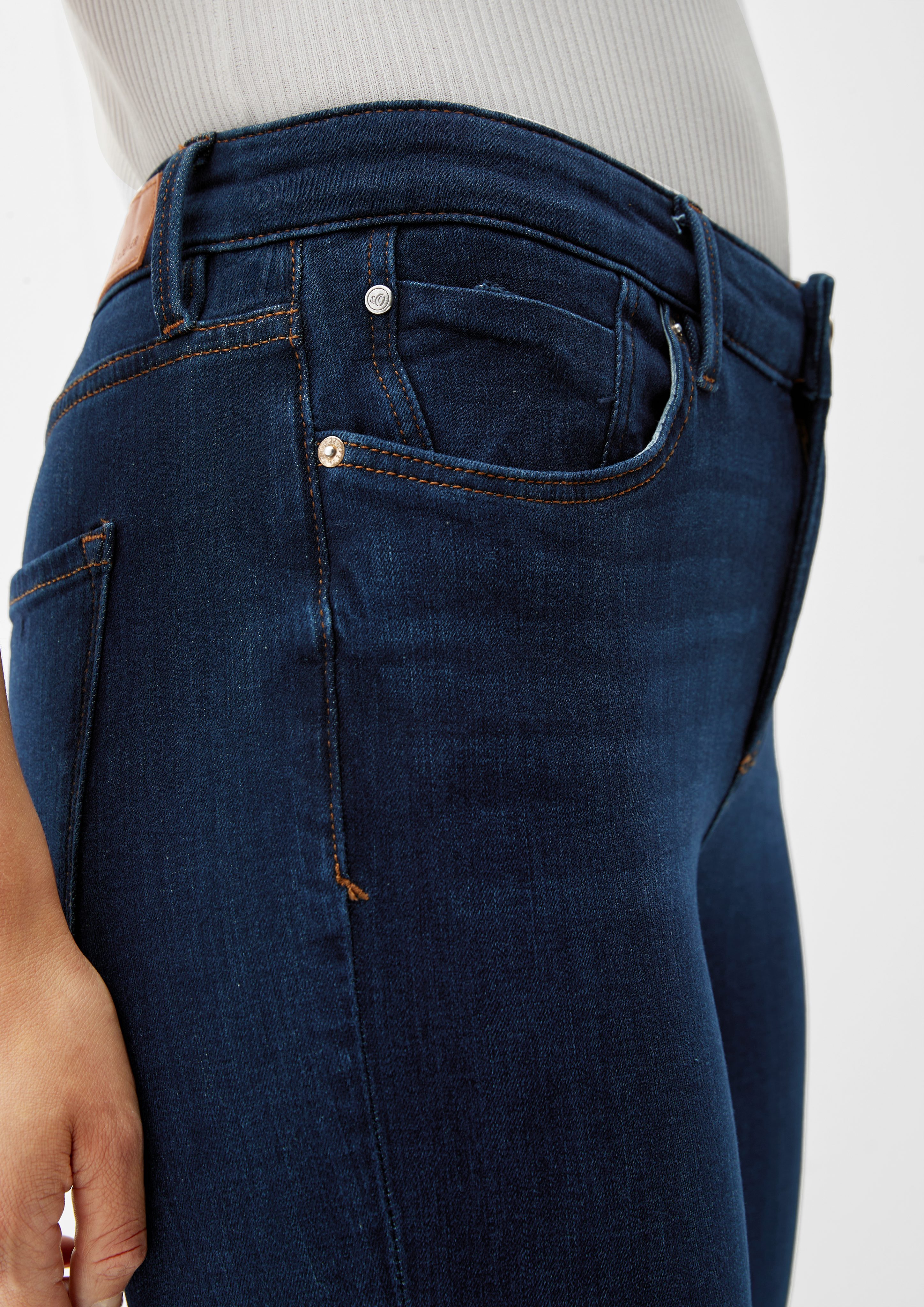 s.Oliver 5-Pocket-Jeans Jeans Izabell dark / / Label-Patch blue Mid / Skinny Fit Rise Leg Skinny