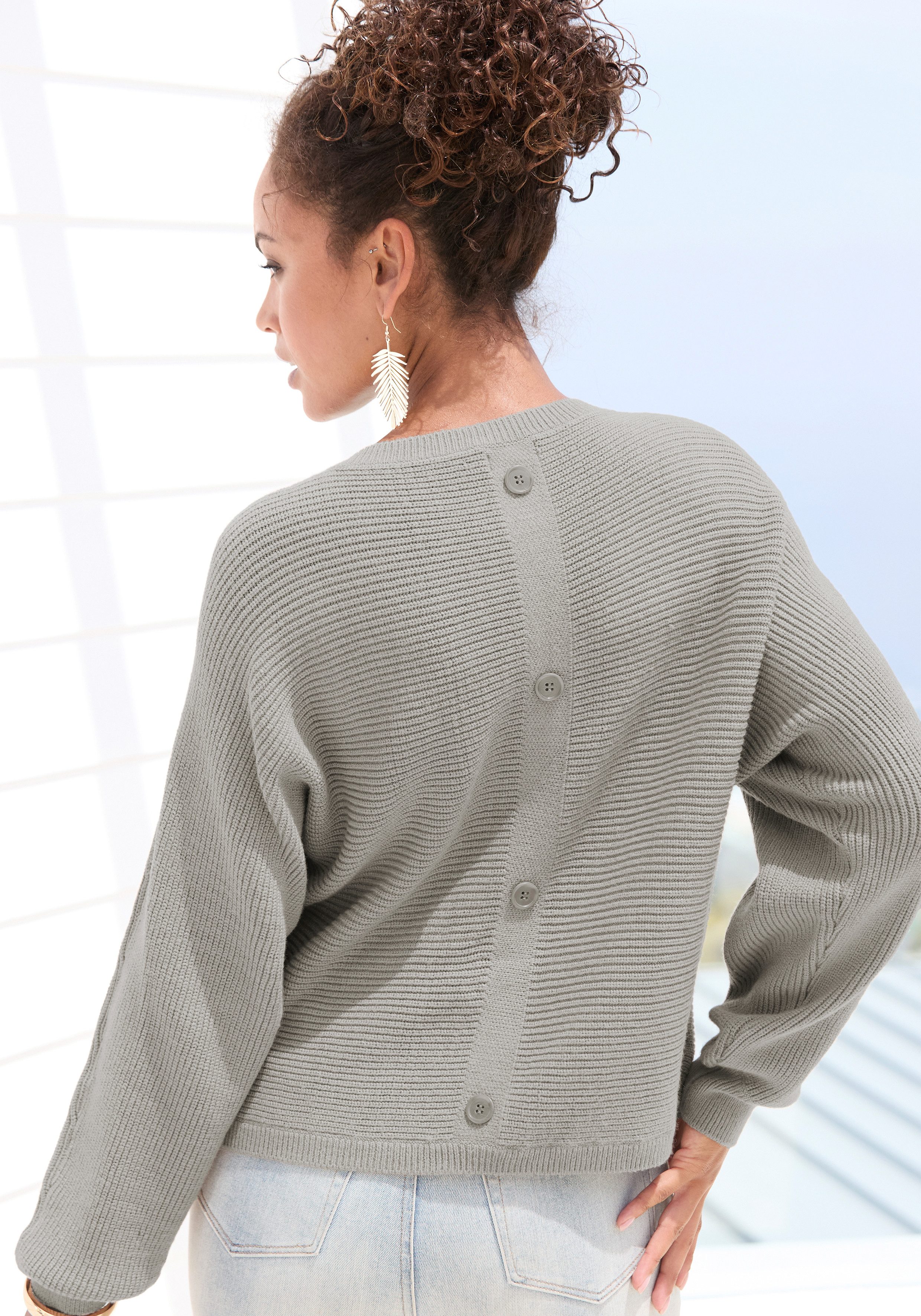 LASCANA Rundhalspullover mit Zierknöpfen hinten, lockerer Strickpullover günstig online kaufen