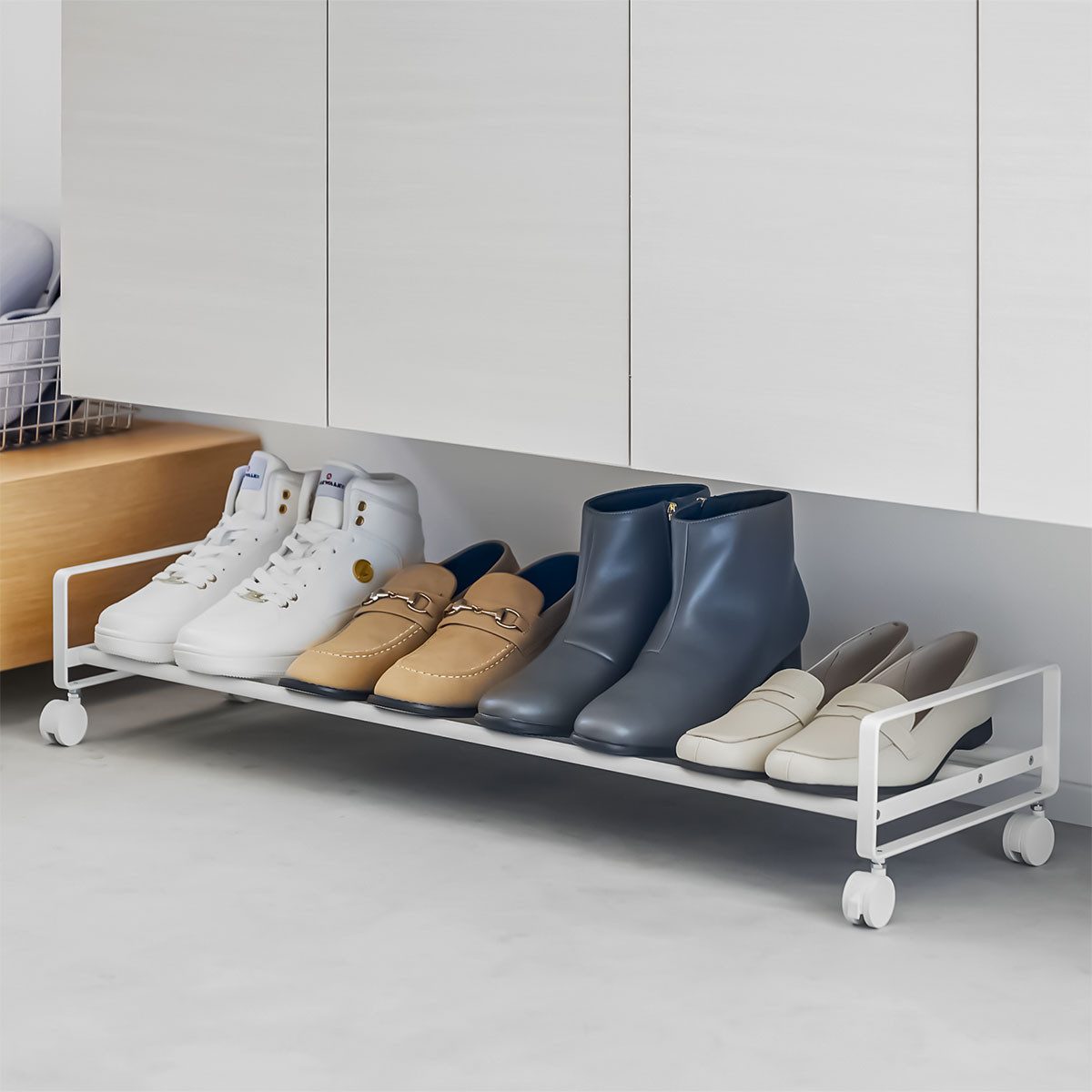 Yamazaki Schuhregal Tower Schuhablage Metall mit Rollen mobil kompakt schmal flach, Schuhständer, Schuhablage flach, rollbar für bis zu 4 Paar Schuhe