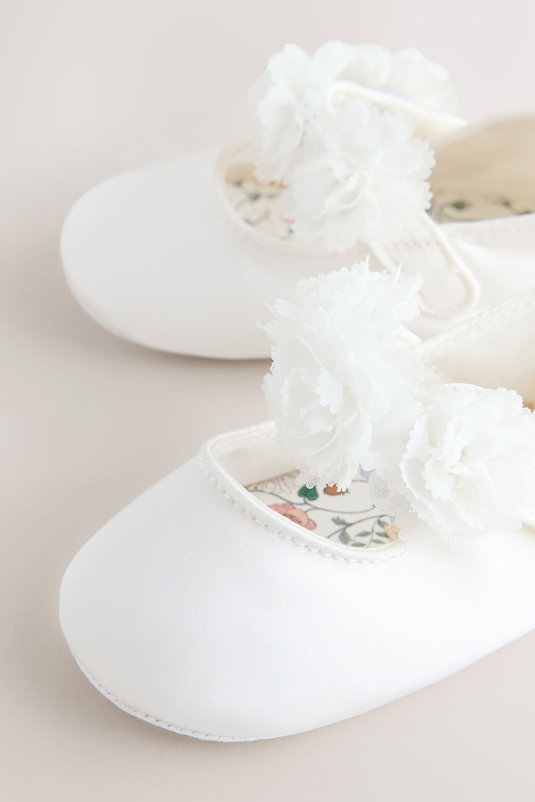 Next Baby Satin-Schuhe mit Blumendetail Babystiefel (1-tlg)