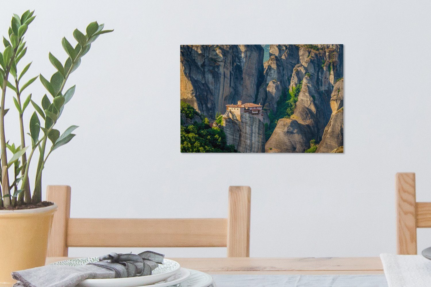 Meteora-Klöster Leinwandbilder, inmitten Wandbild Berge der 30x20 Die OneMillionCanvasses® St), Griechenlands, Leinwandbild cm (1 Wanddeko, Aufhängefertig,