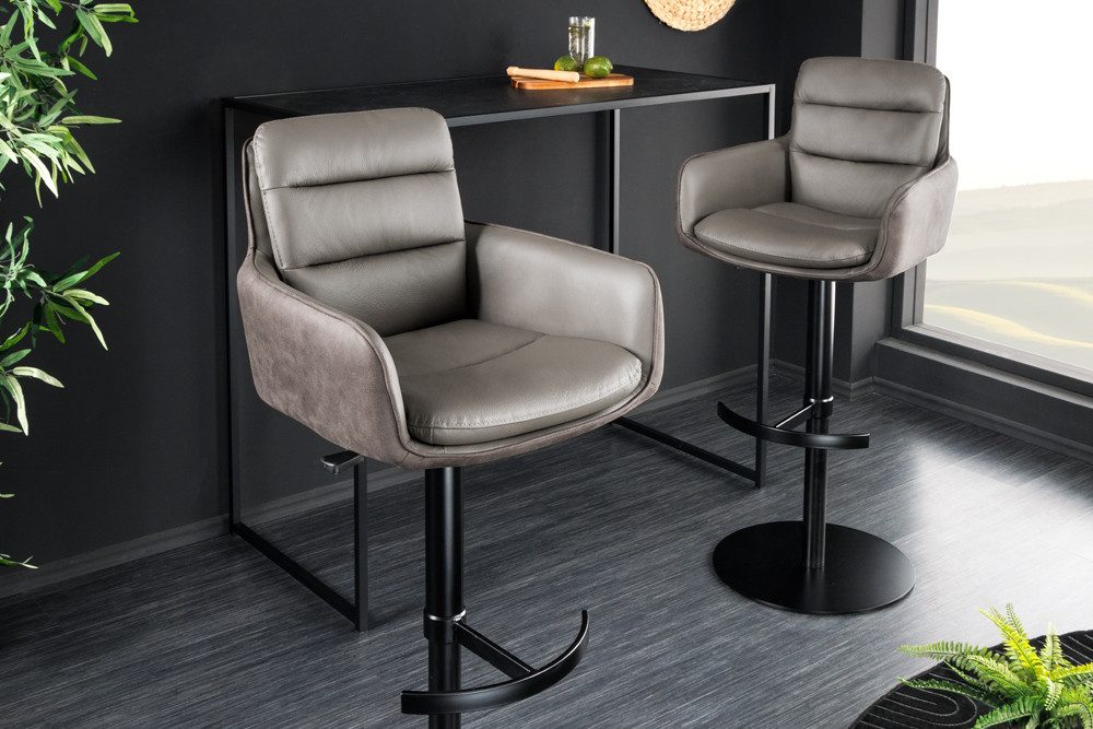 riess-ambiente Barhocker BIG GEORGE taupe - Echtleder, 360° drehbar, Metall-Fuß, mit Armlehne (Einzelartikel, 1 St), höhenverstellbar, mit Autoreturn & Fußablage – ideal für Deinen Tresen