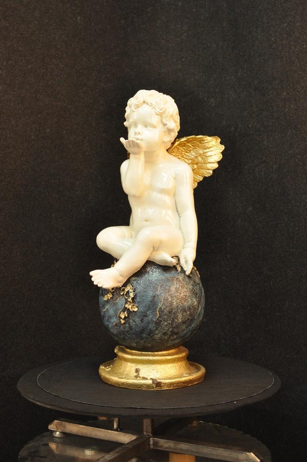 JVmoebel Engelfigur Engel auf Globus Skulptur aus Polyresin in Weiß und Gold, Made in Europa