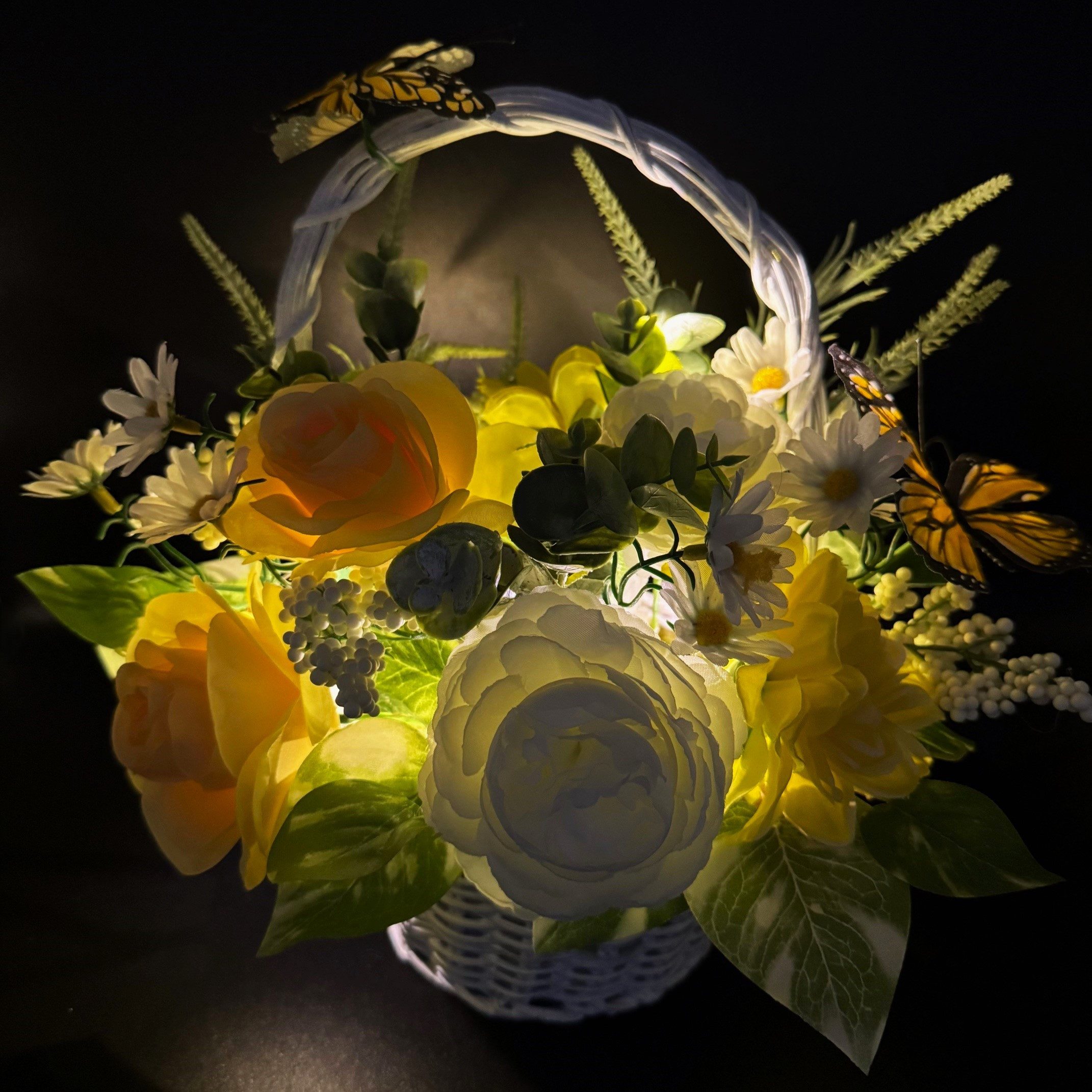 Kunstblumenstrauß - Deko Korb mit künstlichen Blumen, LED Lichterkette & Ti günstig online kaufen