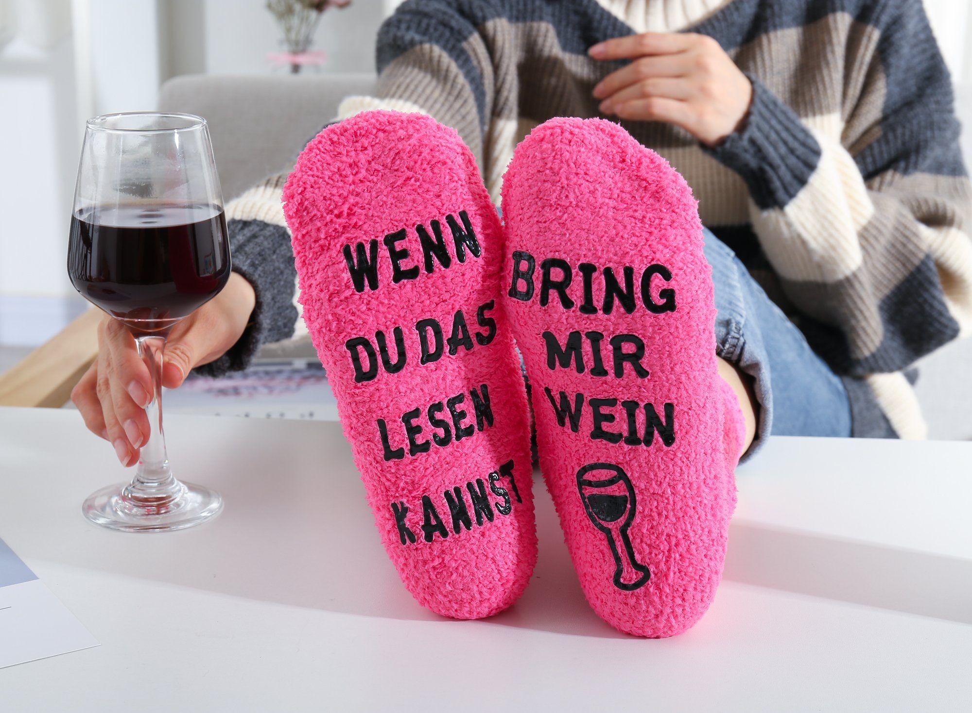 Lucadeau Kuschelsocken Geschenk für Frauen mit Wein Spruch, liebevoll als Cupcake verpackt (Gr. 37-43, 1 Paar) rutschfest, flauschig, Geschenkverpackung