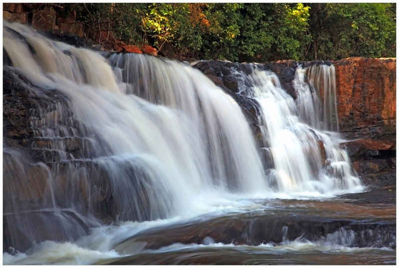 Wallario Glasbild, Wasserfall im thailändischen Regenwald, in verschiedenen Ausführungen