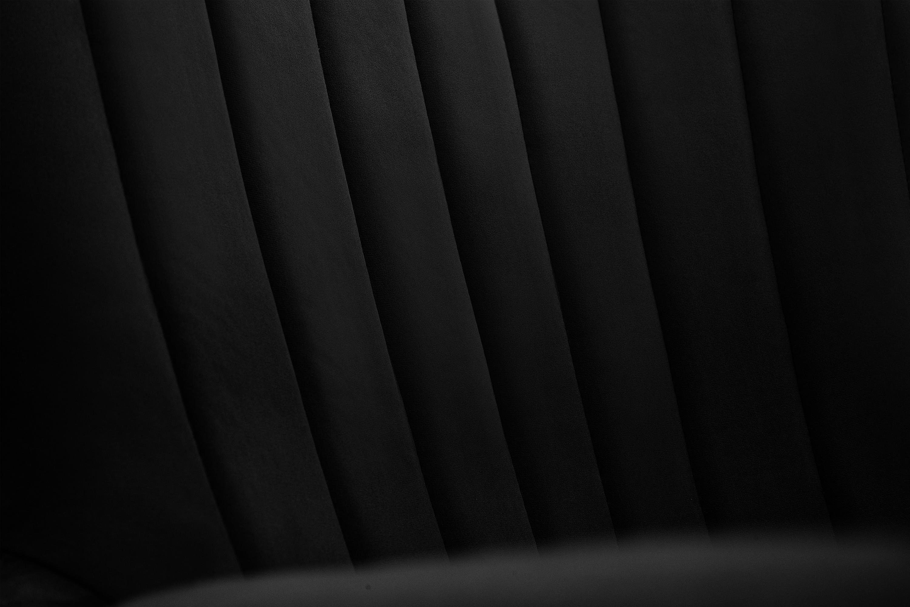 Schwarz Sitz, PUR-Schaum GADI, lackierte im schwarz Velourstoff, schwarz Holzbeine | Ohrensessel Konsimo