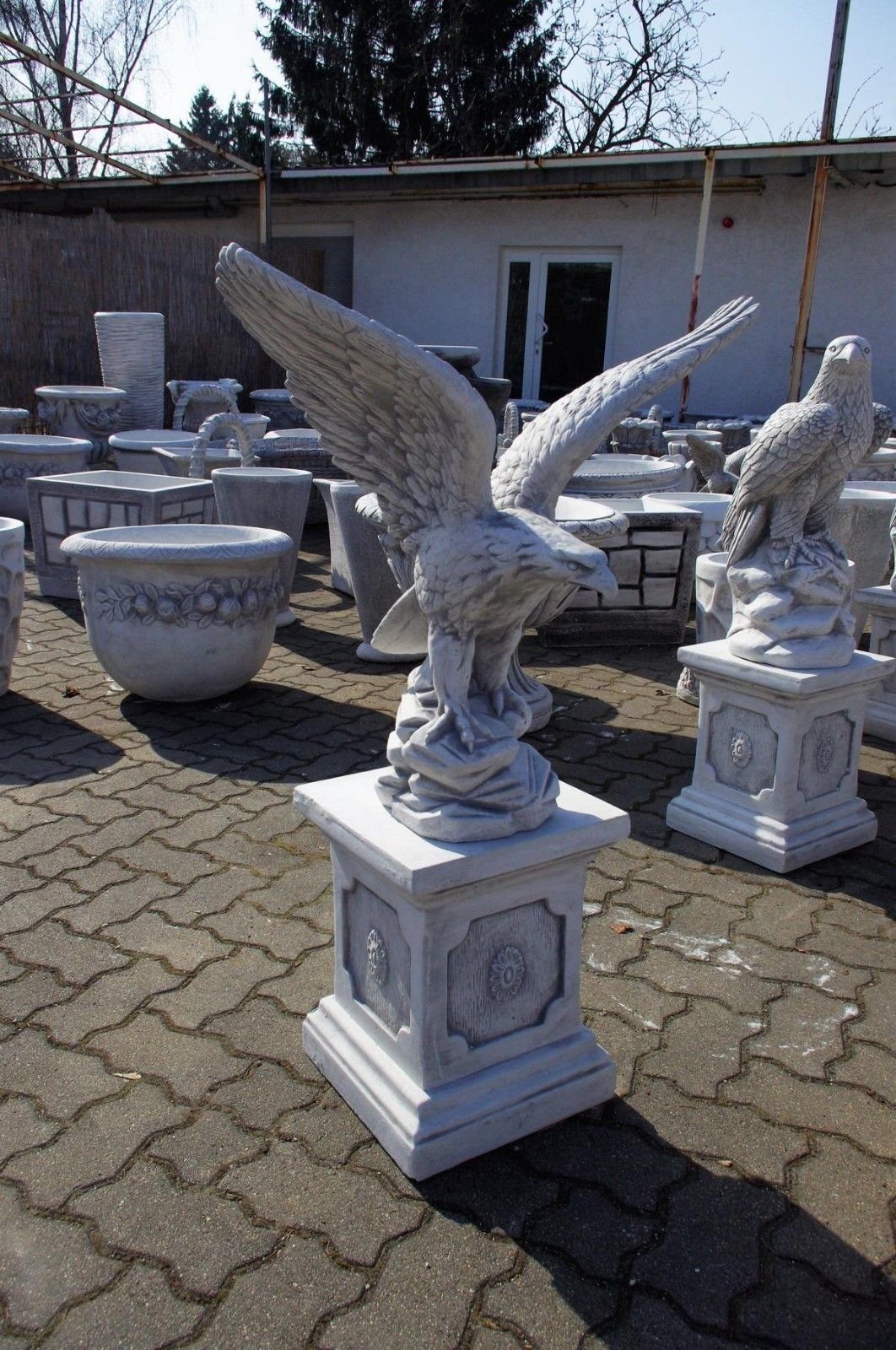Antikes Wohndesign Gartenfigur Adler mit Grau Höhe: Greifvogel - Falke Standsäule Steinadler Weiß