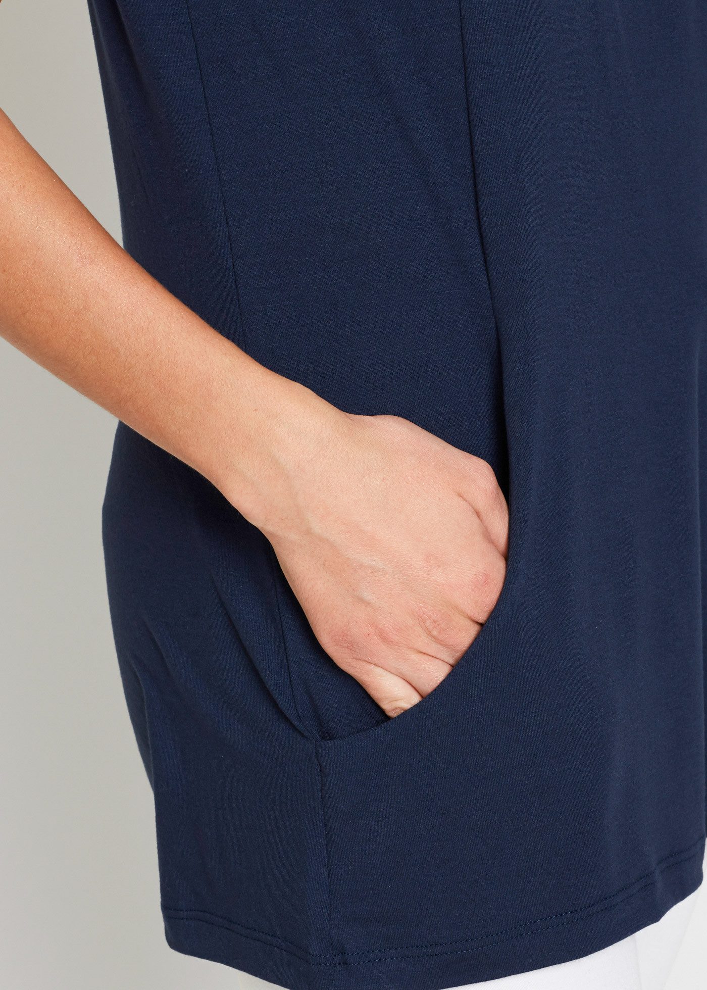bonprix Longshirt figurumspielende Passform, Kurzarm, mit Eingriffstaschen