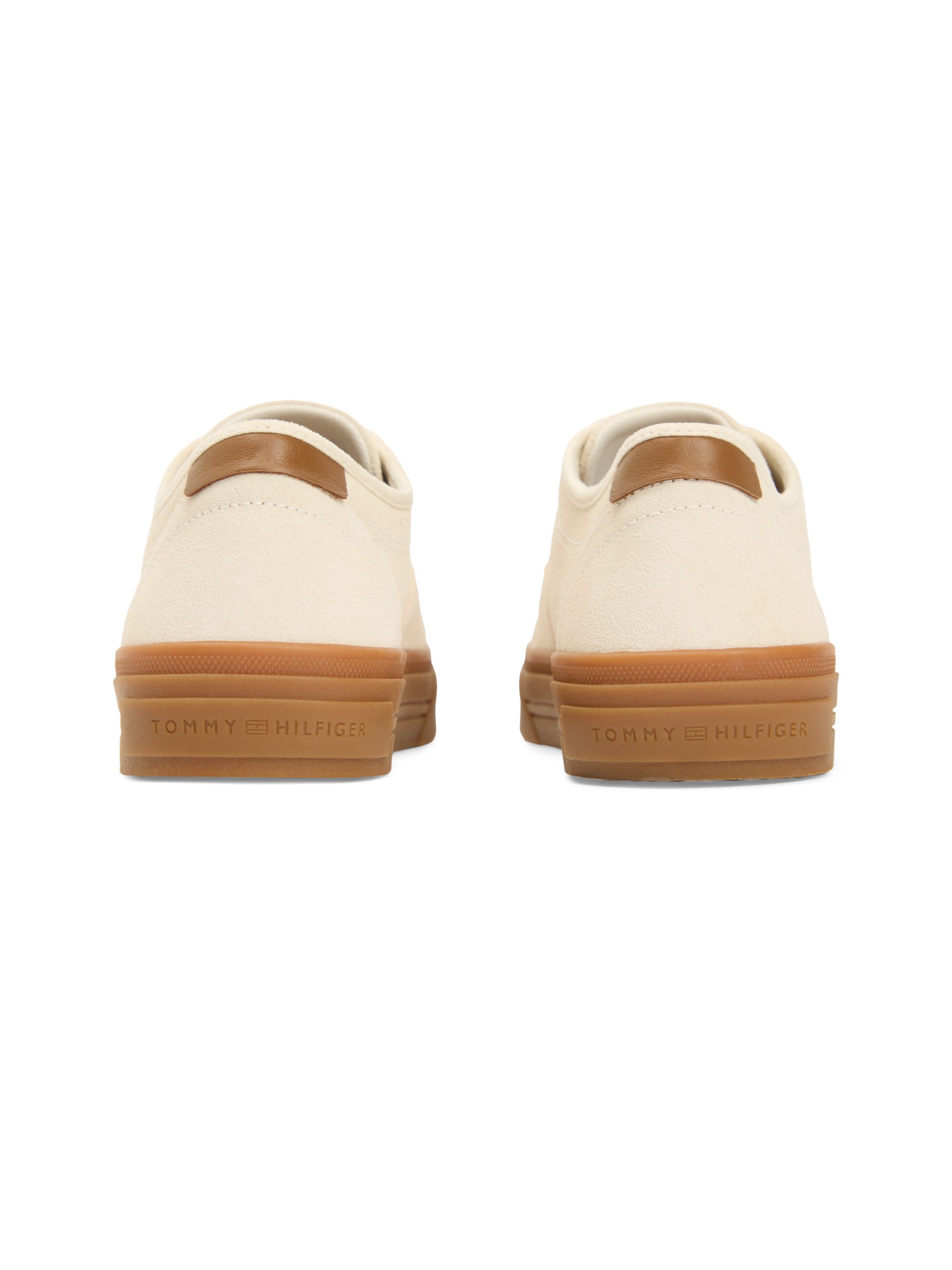 Tommy Hilfiger TH VULC CUP SUEDE Sneaker Freizeitschuh, Halbschuh, Schnürschuh mit honigfarbener Plateausohle