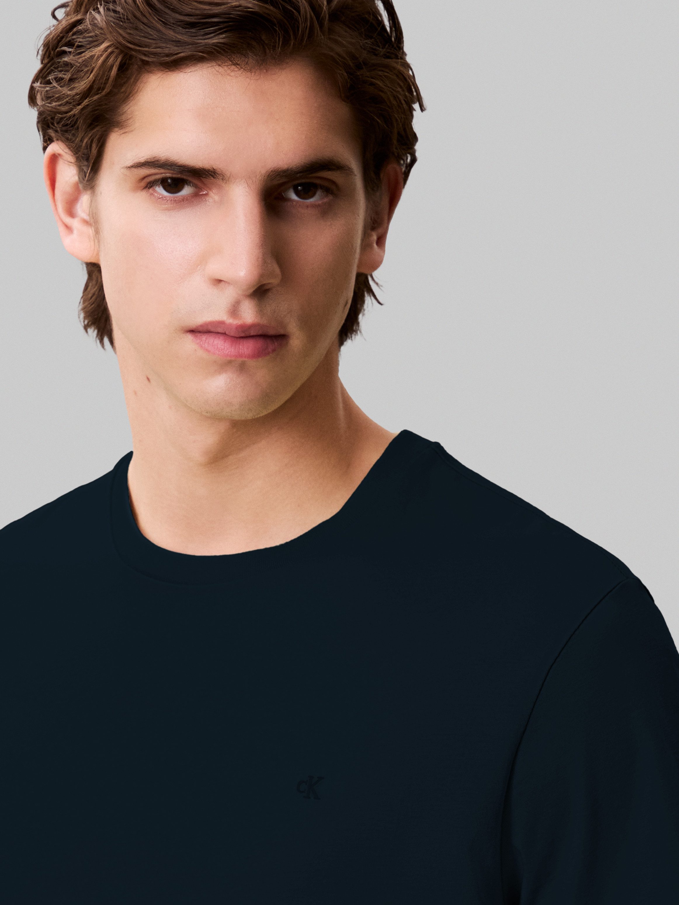 Calvin Klein Jeans T-Shirt SS SMOOTH CTTN SOLID CREWNK TEE mit Logo – Bild 4 von 5
