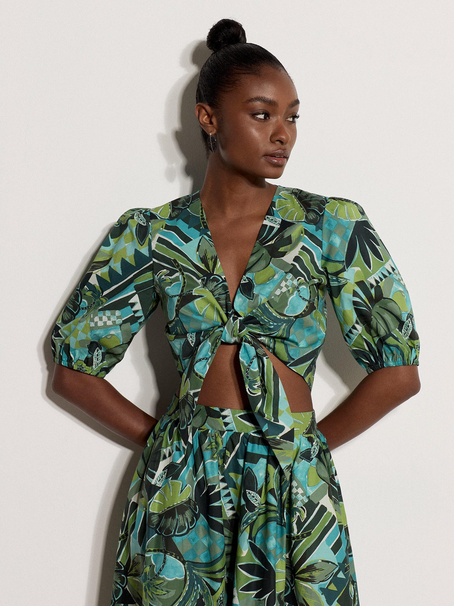 Apricot Crop-Top Top mit Patchwork-Muster aus tropischen Blättern Bindeband vorne