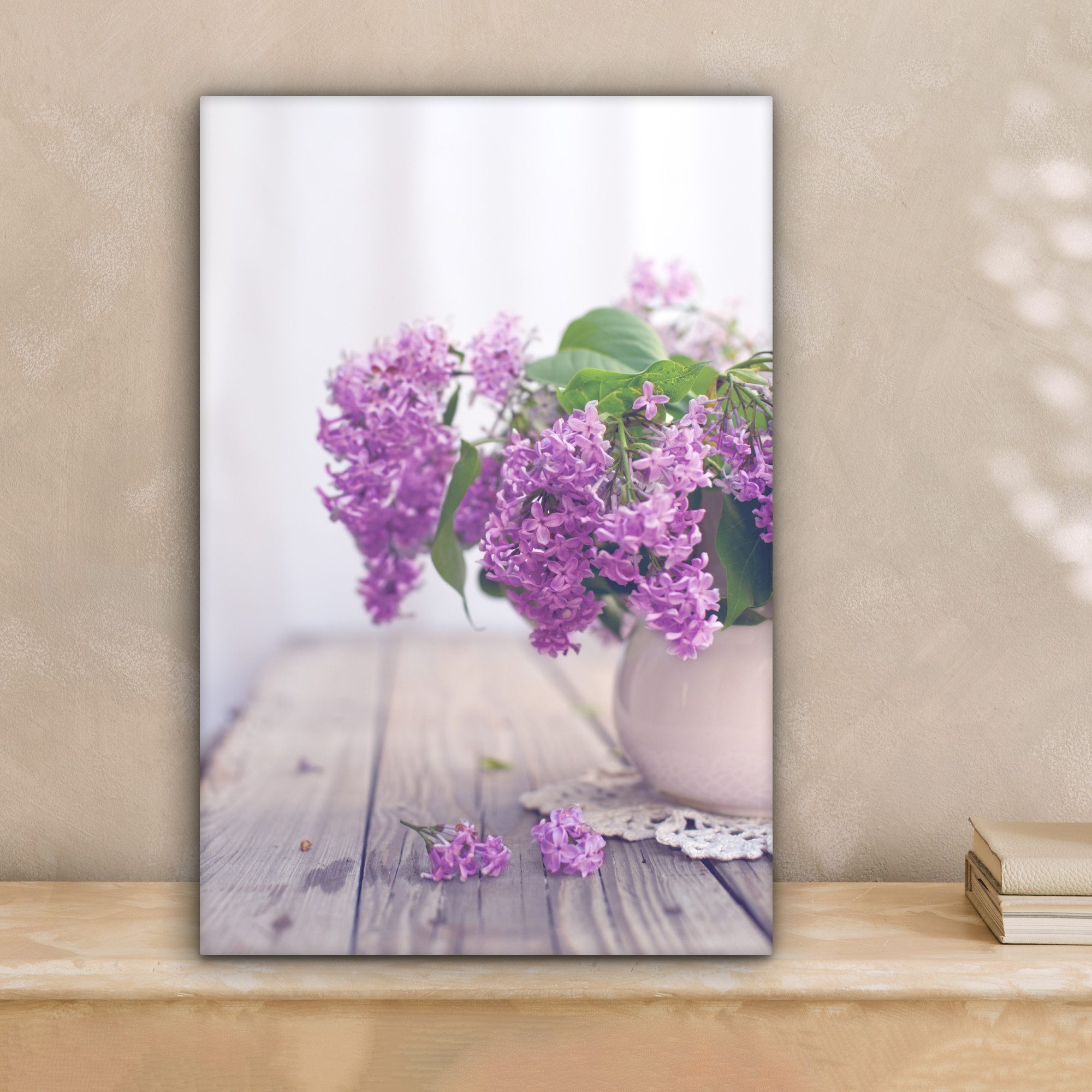 OneMillionCanvasses® Leinwandbild Vase mit einem lila Flieder auf dem Tisch, Fotodruck (1 St), Leinwand Canvas Wandbild, Wanddekoration 20x30 cm