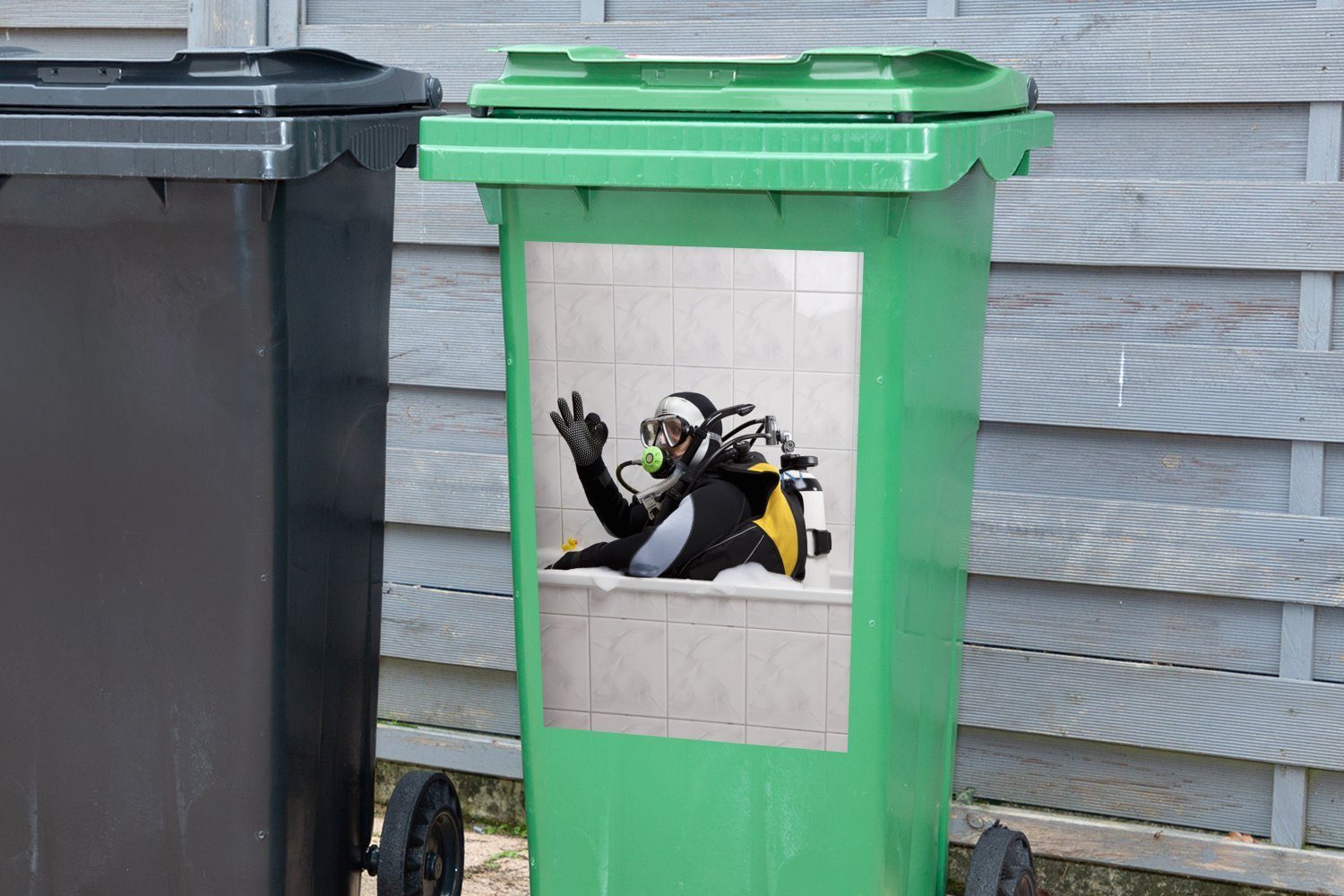 MuchoWow Wandsticker Komischer Taucher in Container, Seife Mülleimer-aufkleber, Mülltonne, (1 voller Bad Abfalbehälter Sticker, einem St)