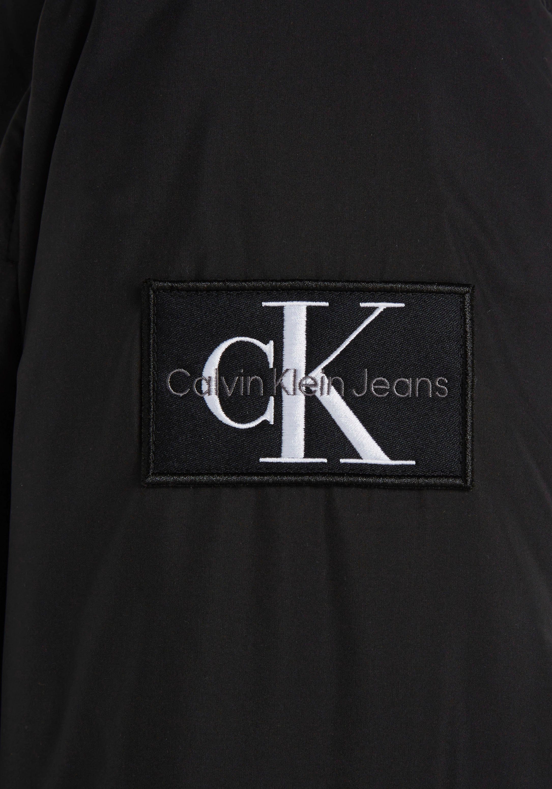 Jeans Calvin Black Outdoorjacke mit am Klein HOODED Logo-Badge HARRINGTON JACKET Klein Ck Ärmel Calvin