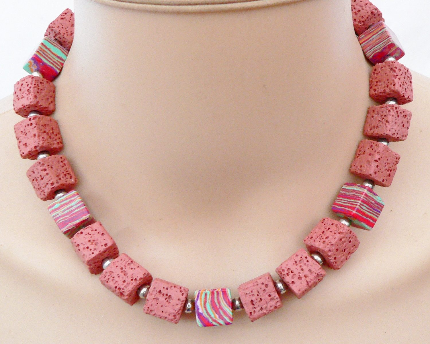 traumschmuck Statementkette 366o Halskette Würfelkette Kette Lava dunkelrot synth. Türkis (Geschenk, Muttertag, Weihnachten, Geburtstag, Valentinstag, incl. Schmuckbox), handgefertigt, Made in Germany