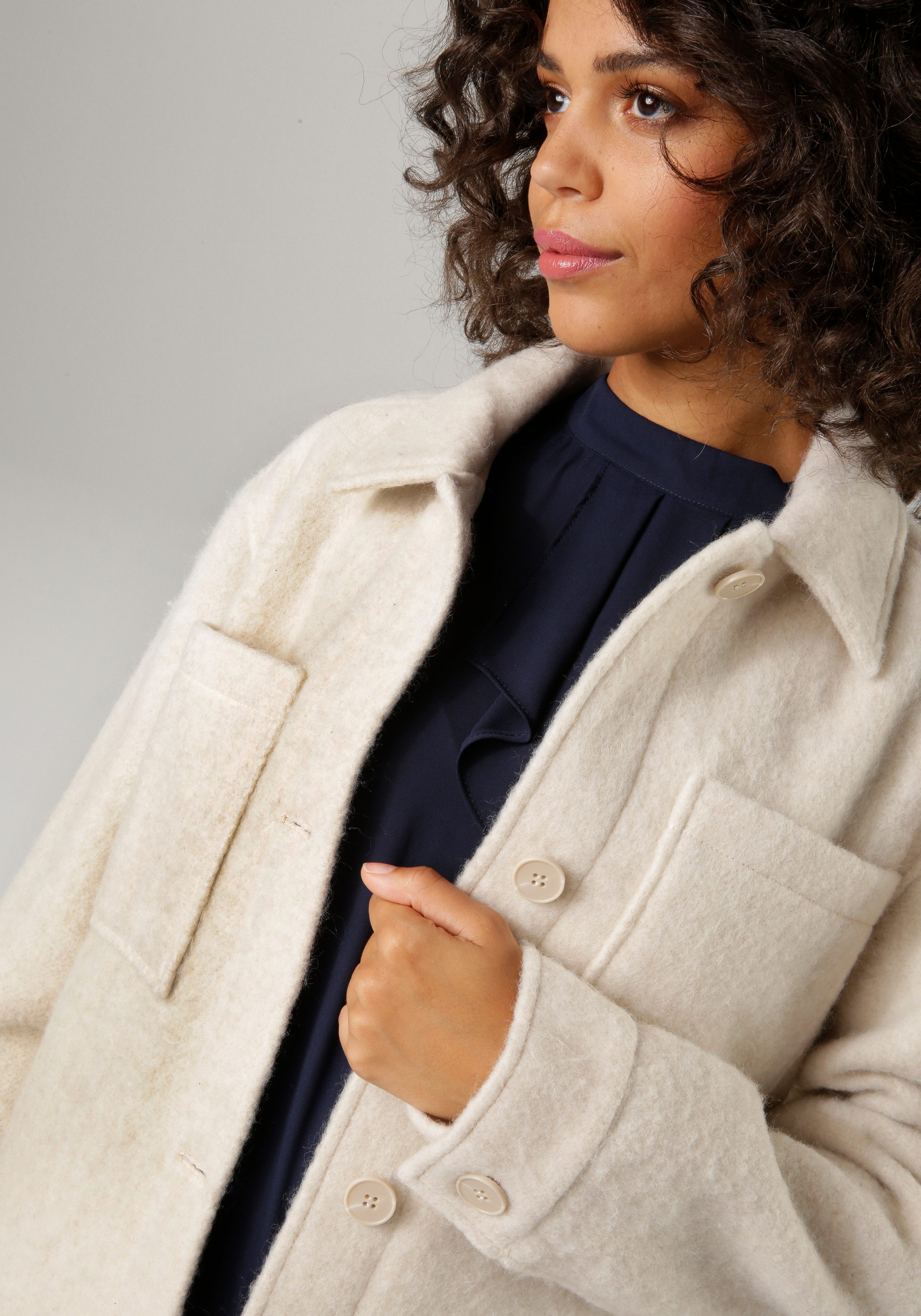 Aniston CASUAL Fleecejacke mit tonigen Knöpfen zu schließen