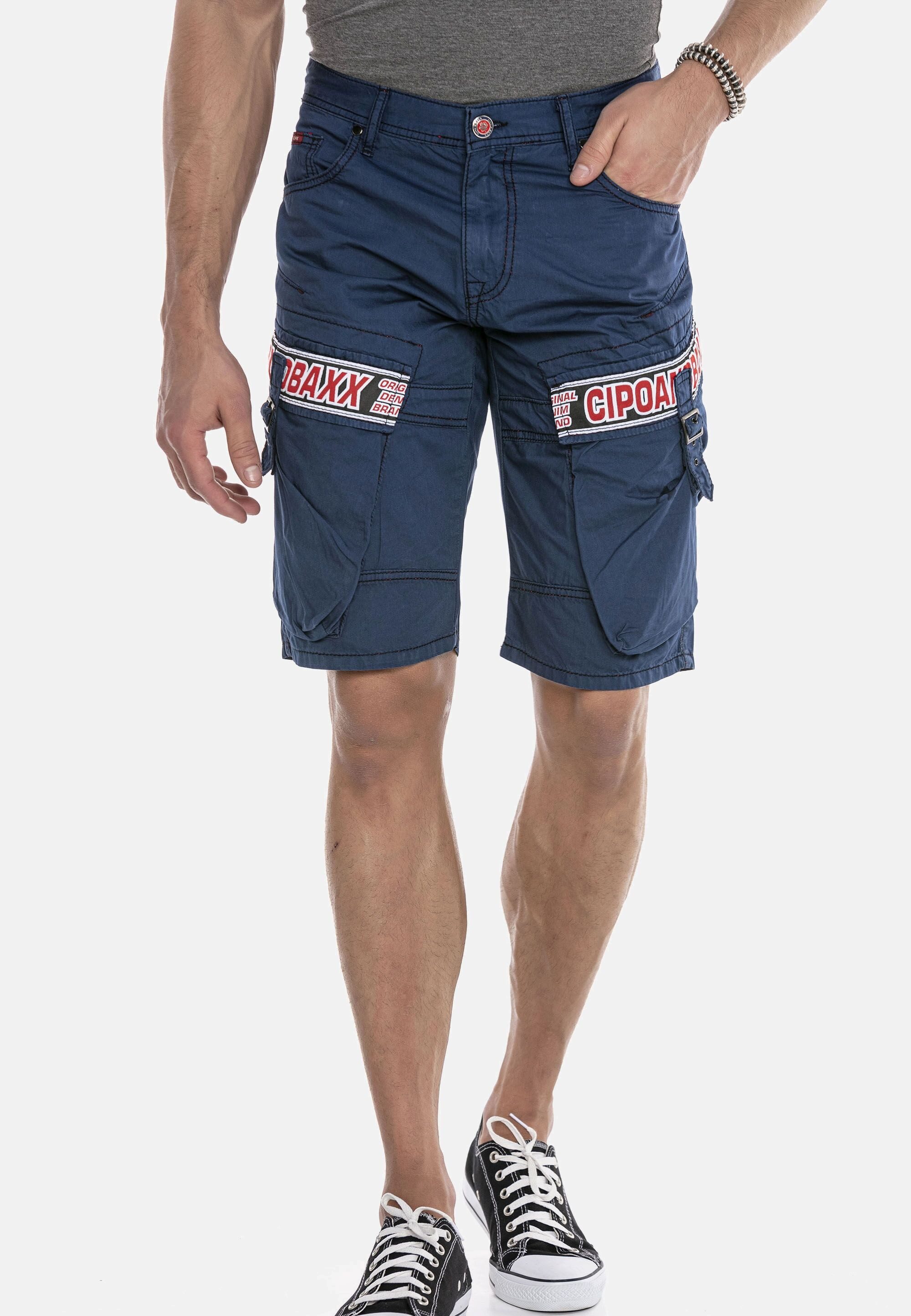 Cipo & Baxx Jeansbermudas Capri-Shorts mit angesagtem Label-Patch auf den Cargotaschen