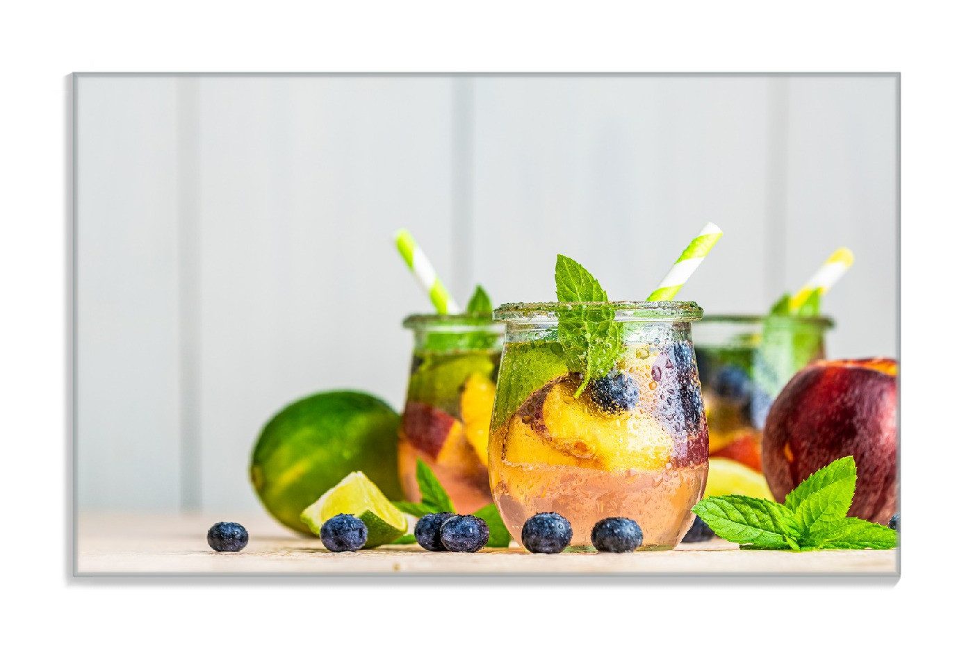 Wallario Frühstücksbrett Erfrischender Eistee mit Pfirsichen und Blaubeeren, ESG-Sicherheitsglas, (inkl. rutschfester Gummifüße 4mm, 1-St), 14x23cm
