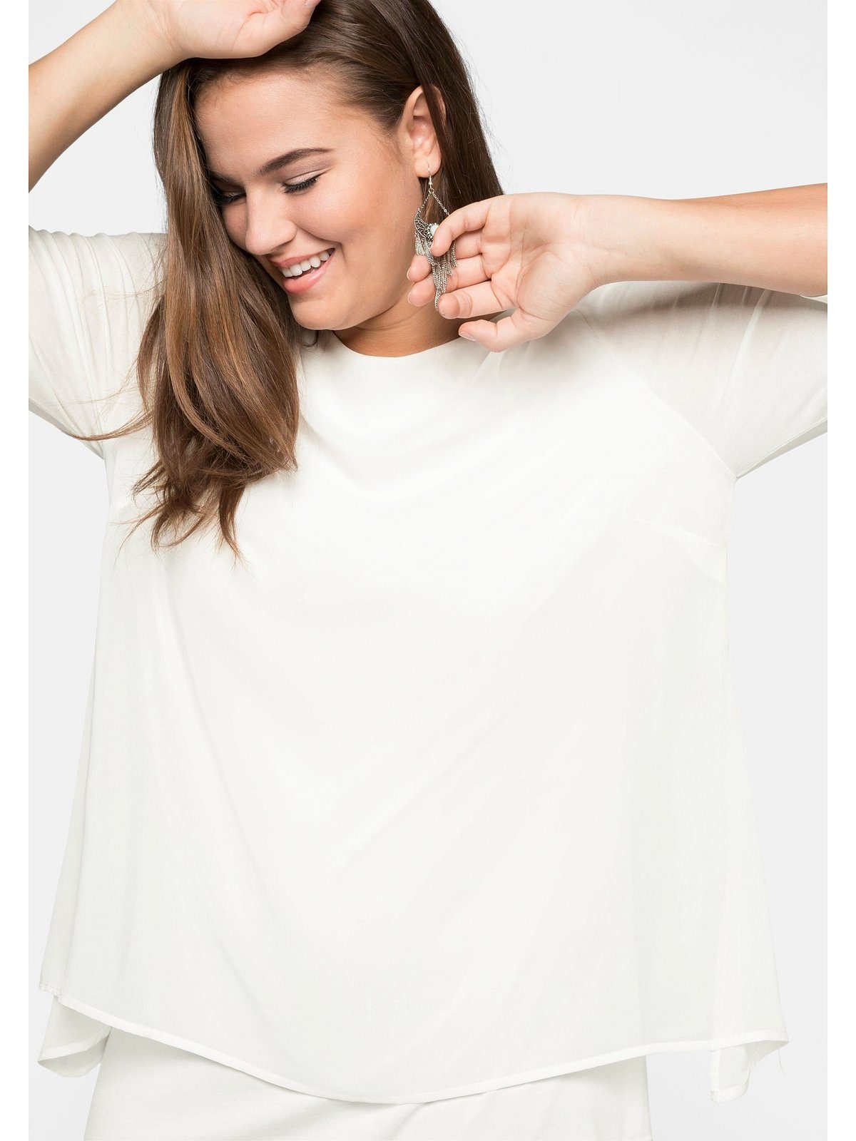 Größen offwhite A-Linie mit leichter Große Zipfelsaum Blusenshirt in Sheego