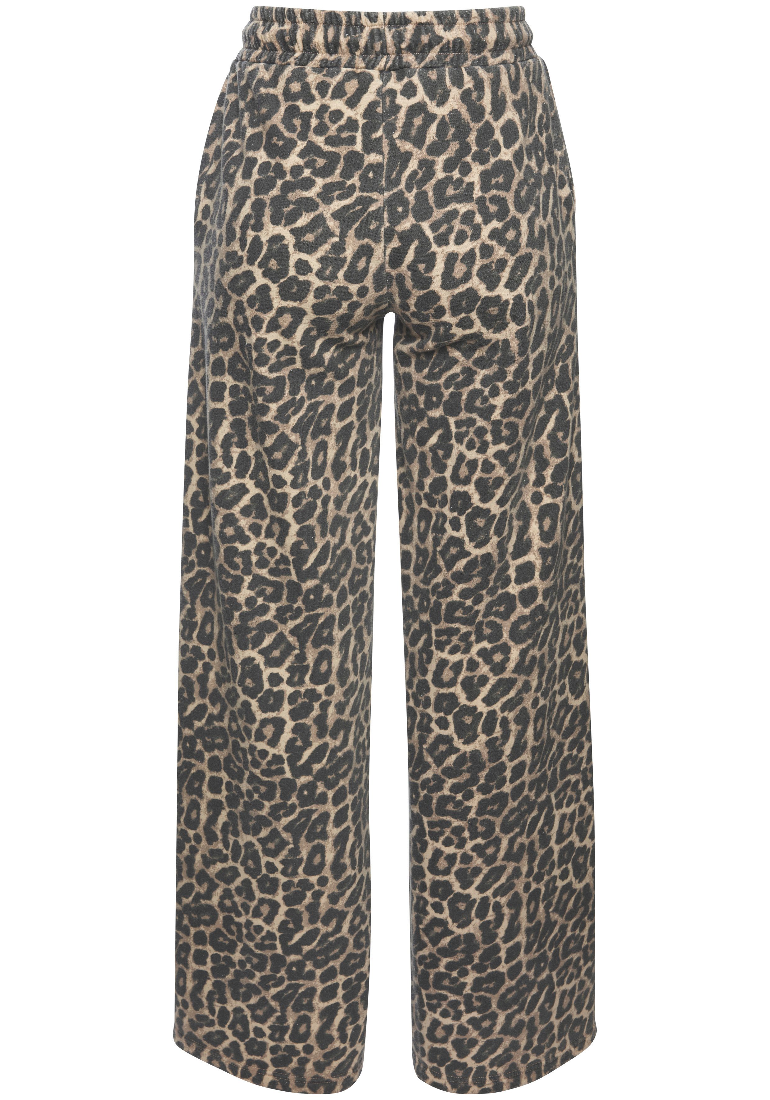 Buffalo Sweathose - Relaxhose in Leo-Optik Weites Bein mit bequemen Bündchen, Home- und Loungewear – Bild 4 von 5