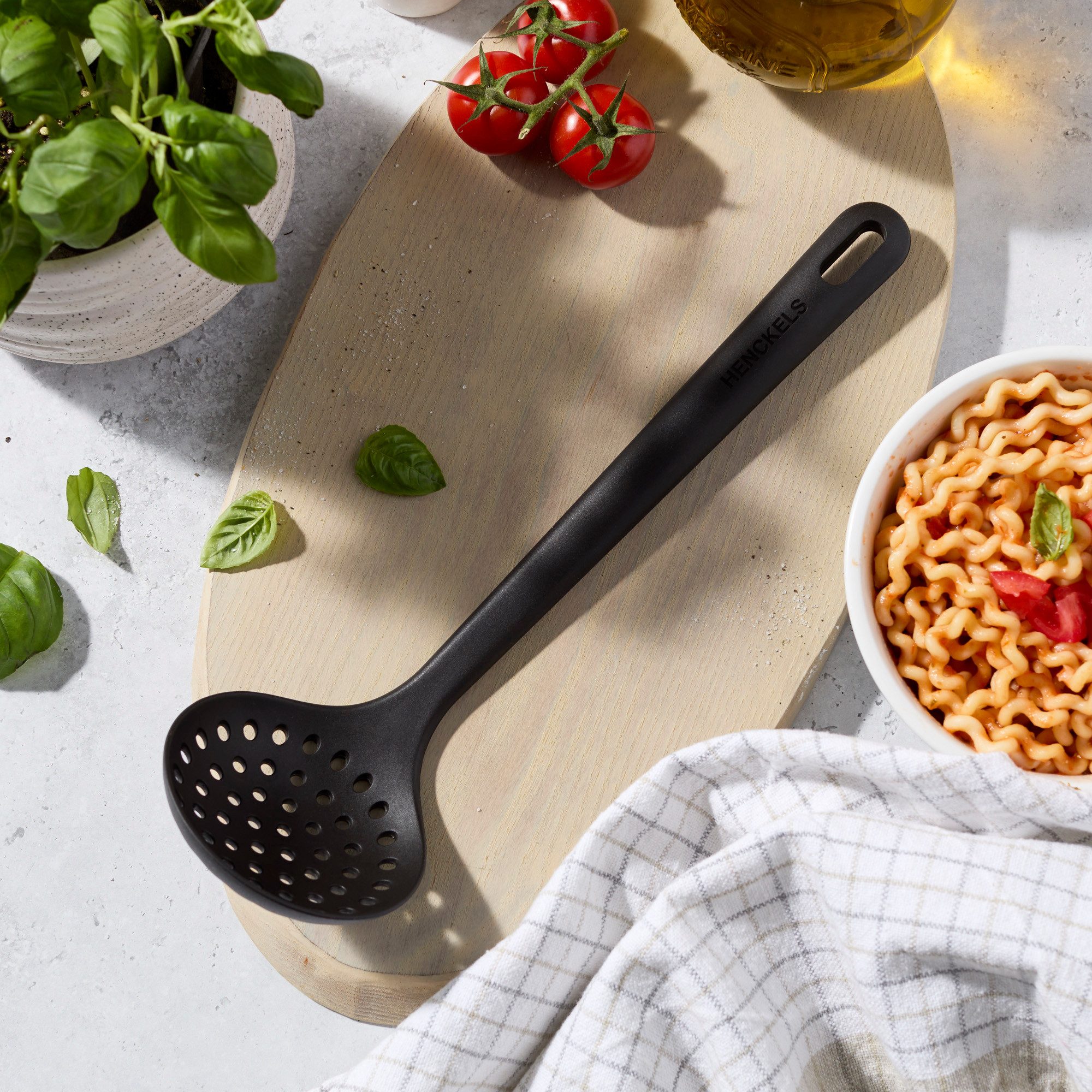 HENCKELS by ZWILLING Schaumlöffel Silicone Onyx, Hitzebeständig, Aufhänge-Öse, Spülmaschinengeeignet – Bild 2 von 4