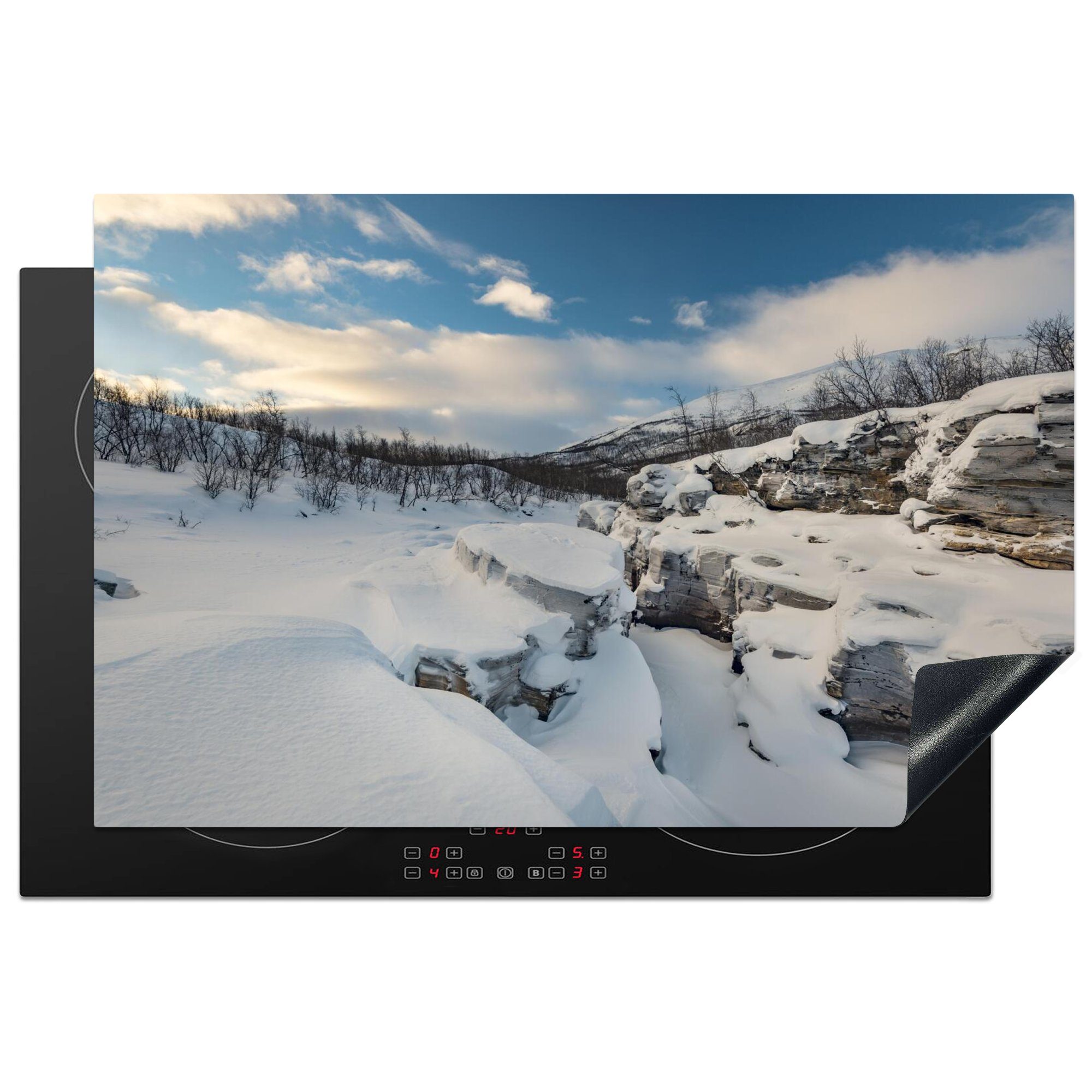 MuchoWow Herdblende-/Abdeckplatte Die verschneite Landschaft im Abisko-Nationalpark in Schweden, Vinyl, (1 tlg), 81x52 cm, Induktionskochfeld Schutz für die küche, Ceranfeldabdeckung