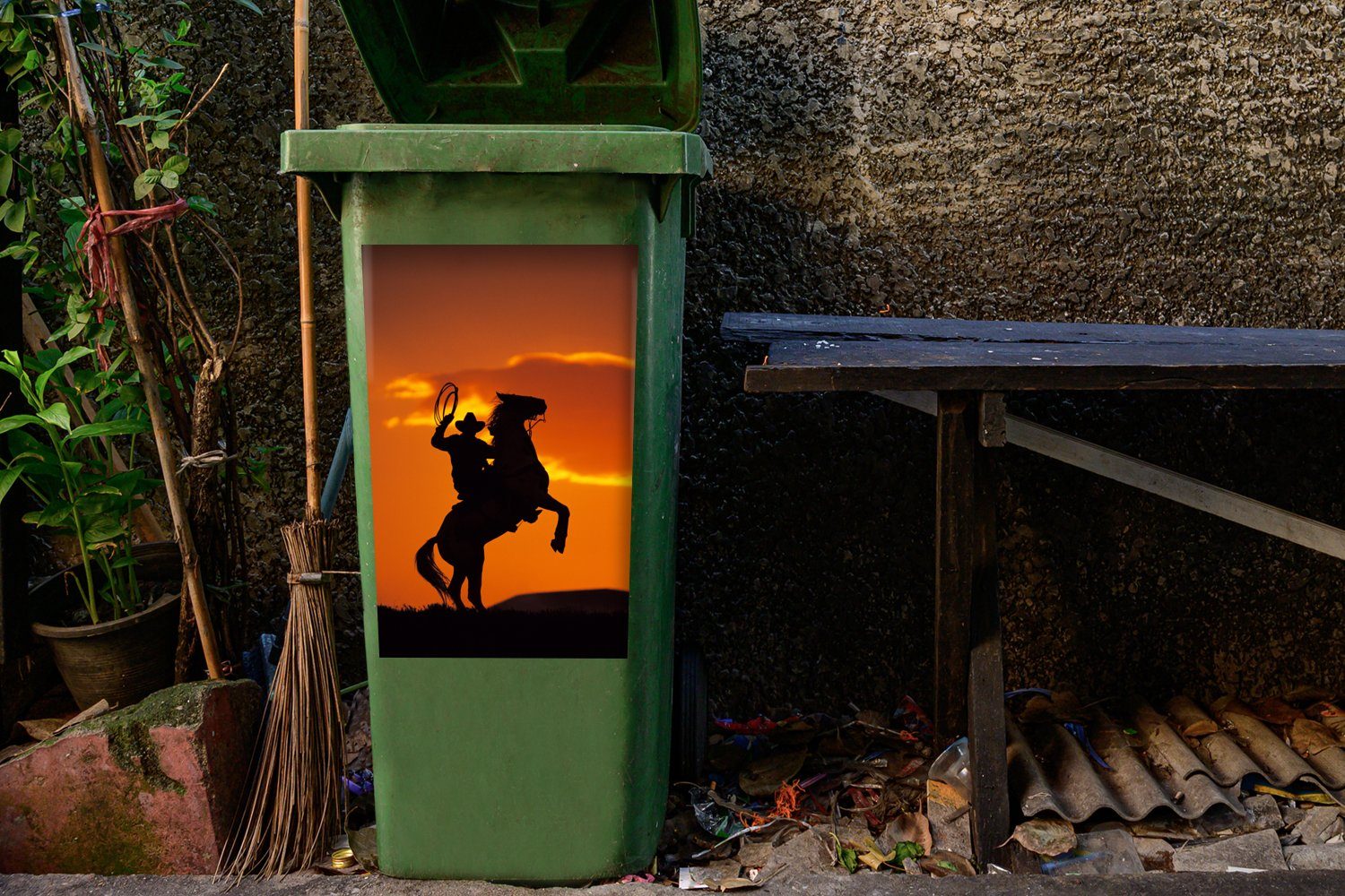 MuchoWow St), Mülltonne, auf tänzelt Abfalbehälter dem Silhouette eines Container, (1 Sticker, Pferderücken, der Cowboys Mülleimer-aufkleber, Wandsticker