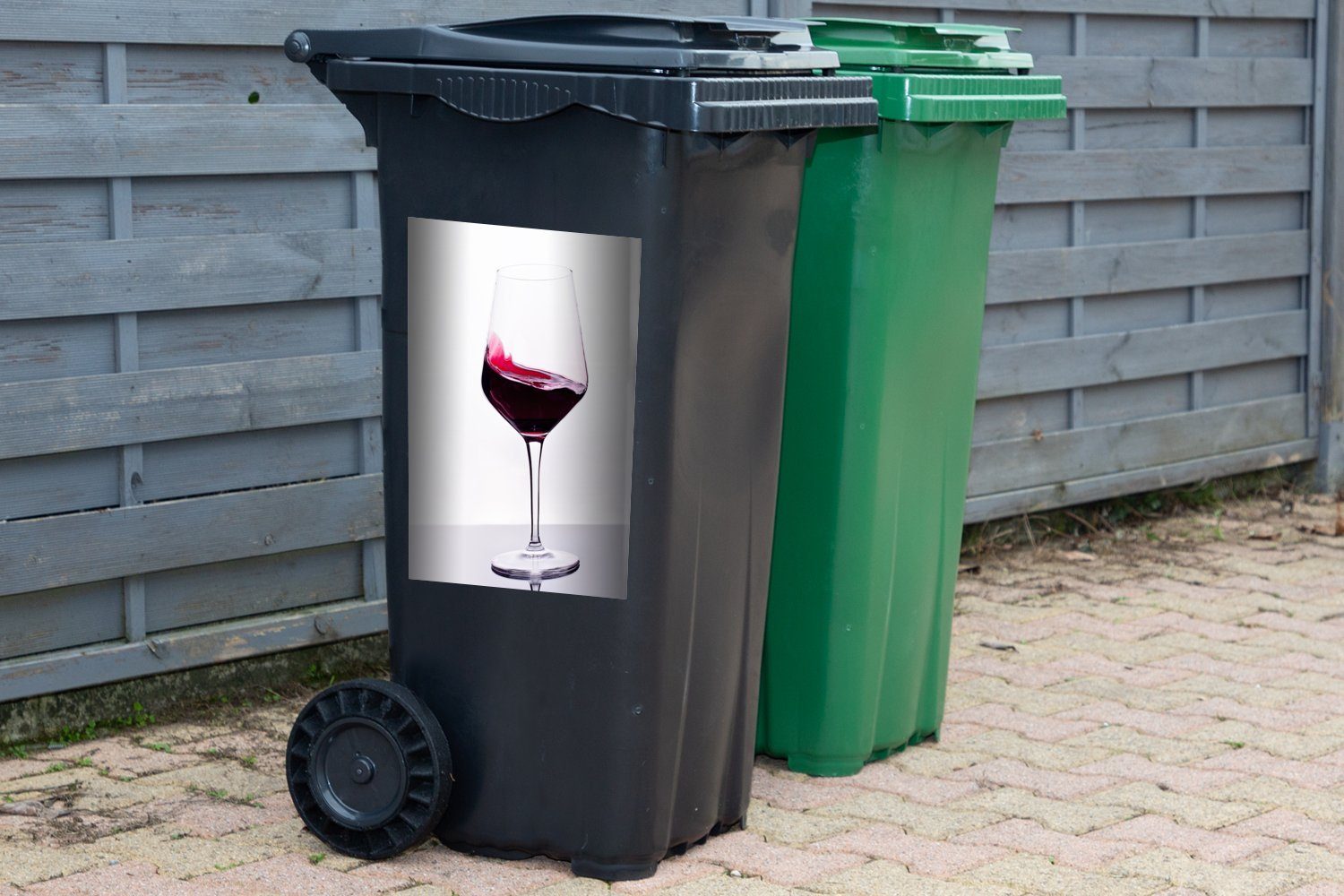MuchoWow Wandsticker Container, (1 eines Sticker, Rotwein St), Mülltonne, Abfalbehälter Studioaufnahme Mülleimer-aufkleber, Glases