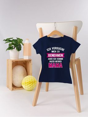 Shirtracer T-Shirt Ich versuche mich zu benehmen aber ich komme nach meiner Mama Statement Sprüche Kinder