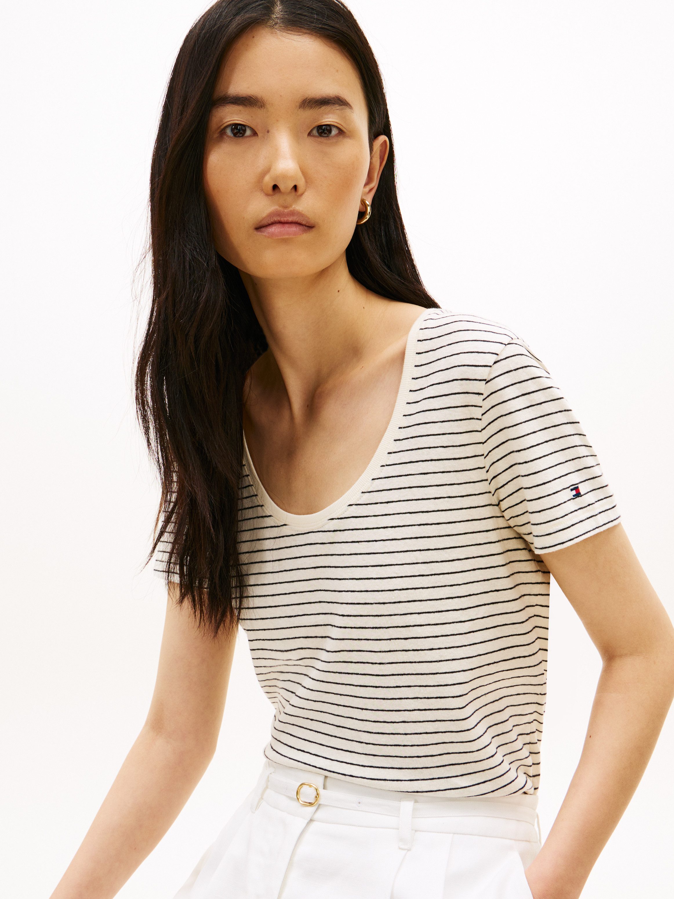 Tommy Hilfiger Kurzarmshirt CO LINEN SCOOP NK SS TEE mit kleinem Logo-Stick – Bild 2 von 5