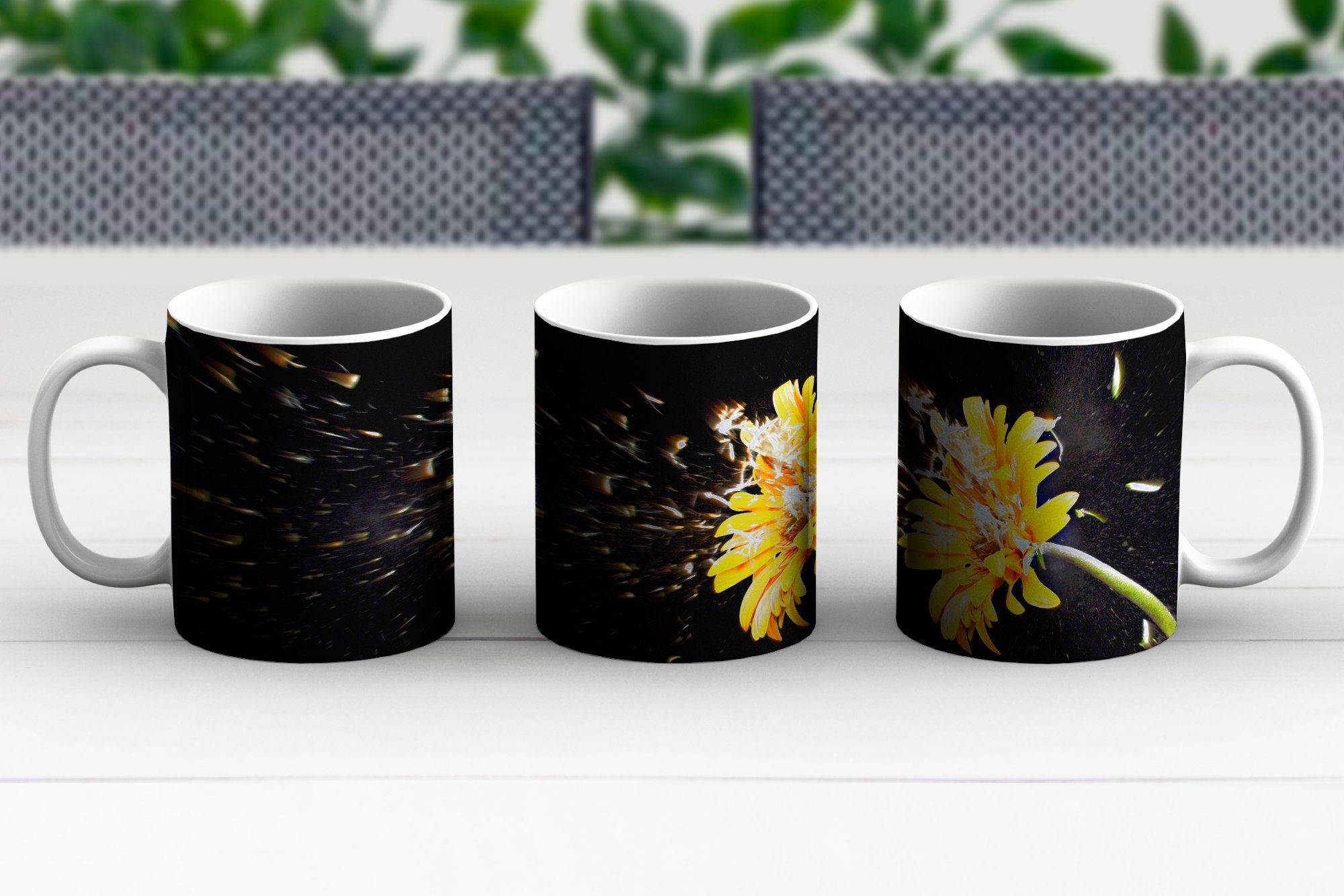 Keramik, Hintergrund, MuchoWow Tasse Geschenk Eine Teetasse, Teetasse, orangefarbene Kaffeetassen, auf Becher, Gerbera-Blüte schwarzem